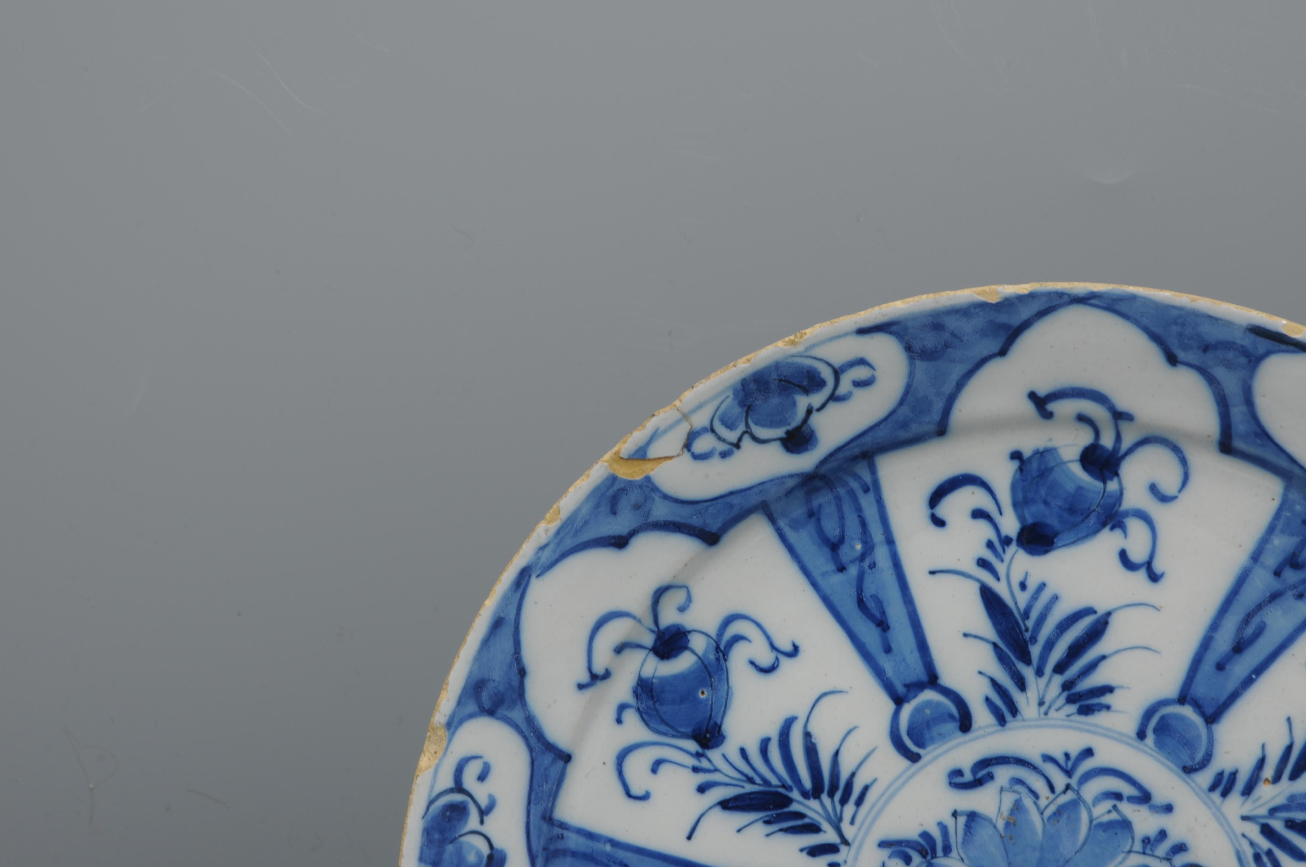 Delfter Blau  - Chinoiserie-Teller aus Delft mit blauen und weißen Blumen aus dem 18. (Glasiert) im Angebot