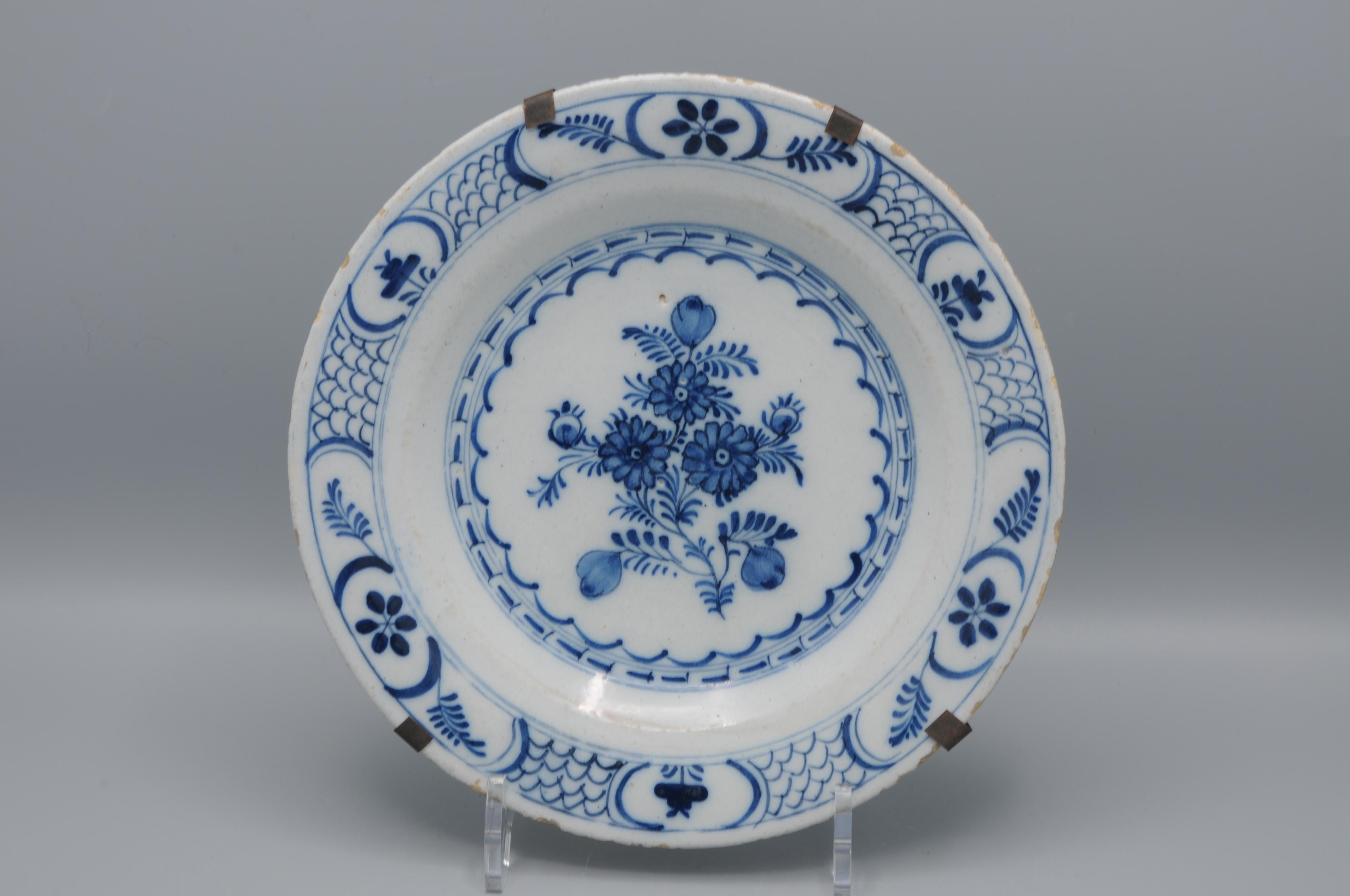 Néerlandais Faïence de Delft  - Assiette de Delft bleu et blanc du 18e siècle à décor de Chinoiserie en vente