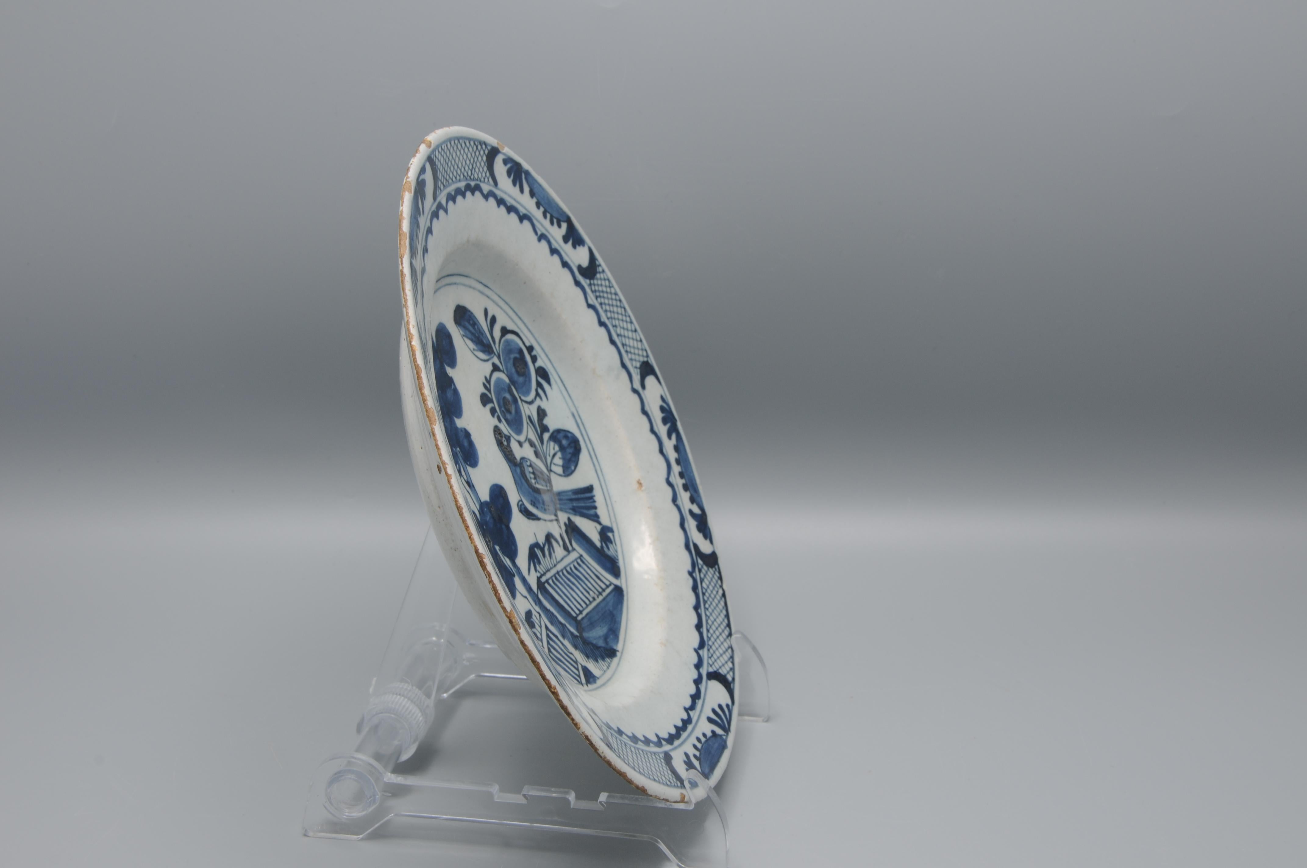 Néerlandais Faïence de Delft  - Assiette de Delft bleu et blanc du 18e siècle à décor de Chinoiserie en vente
