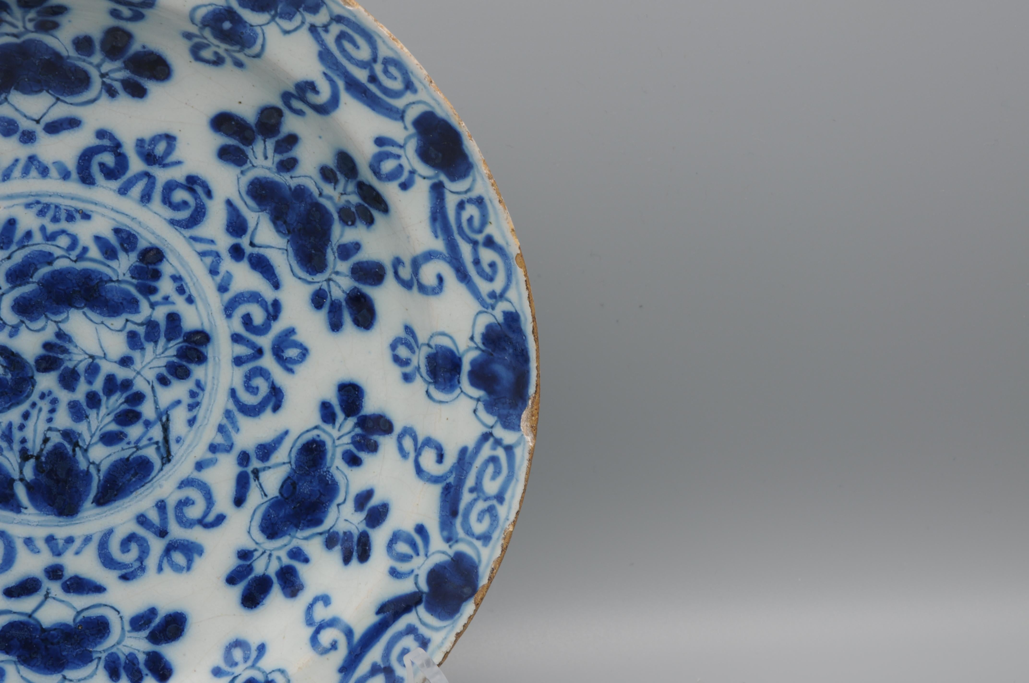 Vernissé Faïence de Delft  - Assiette de Delft bleu et blanc du 18e siècle à décor de Chinoiserie en vente
