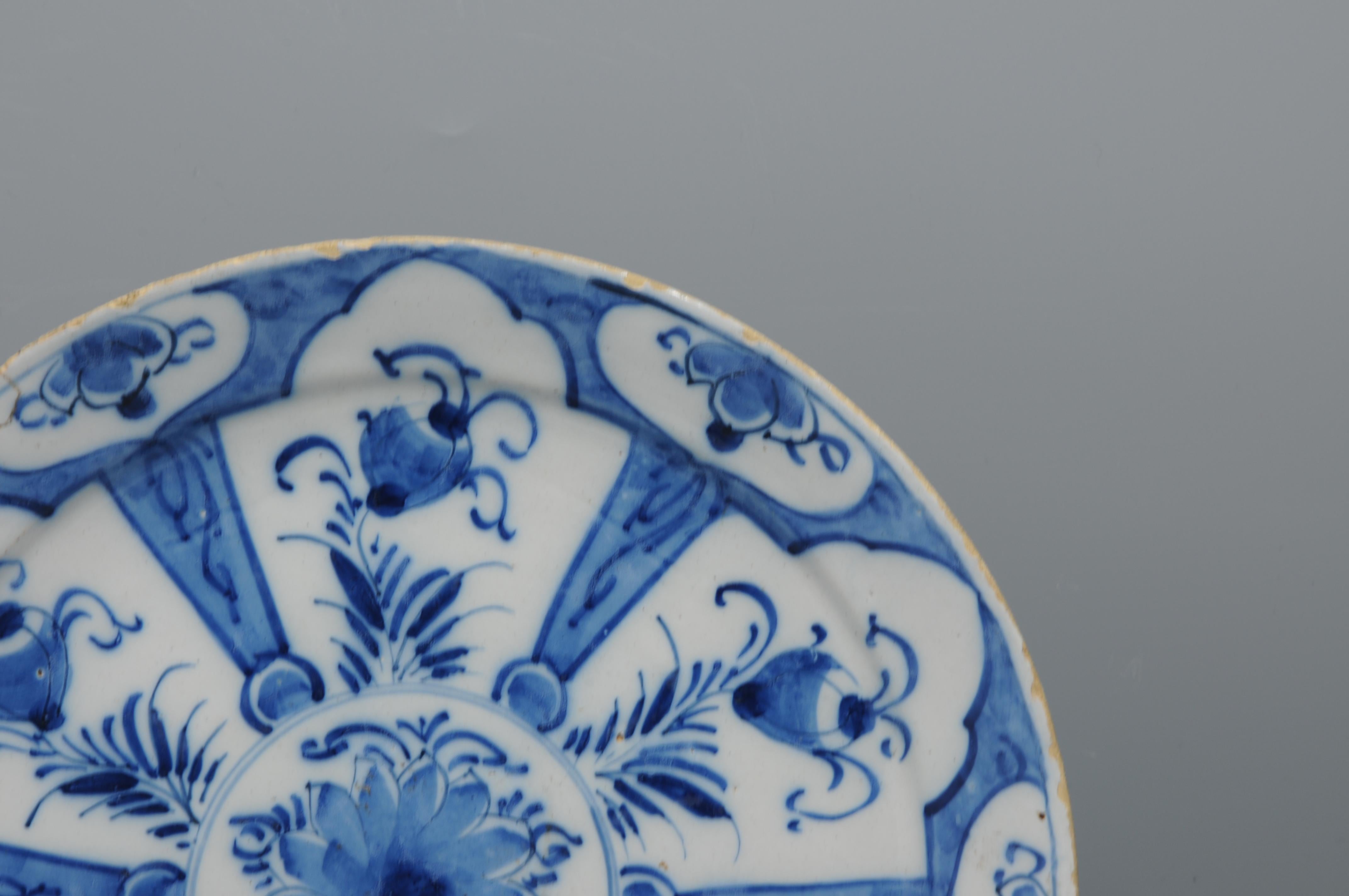 Delfter Blau  - Chinoiserie-Teller aus Delft mit blauen und weißen Blumen aus dem 18. im Zustand „Gut“ im Angebot in DELFT, NL