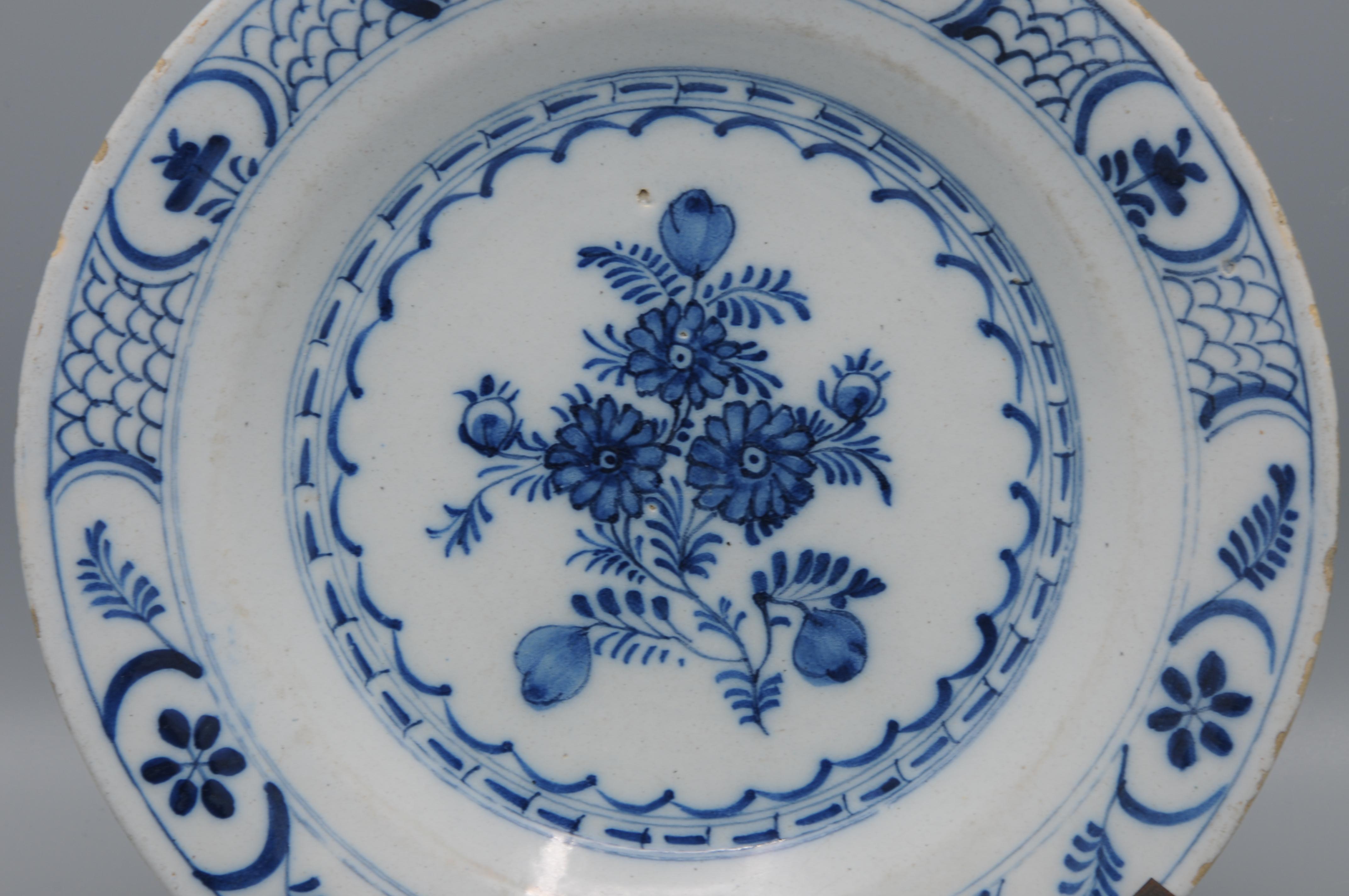 Vernissé Faïence de Delft  - Assiette de Delft bleu et blanc du 18e siècle à décor de Chinoiserie en vente