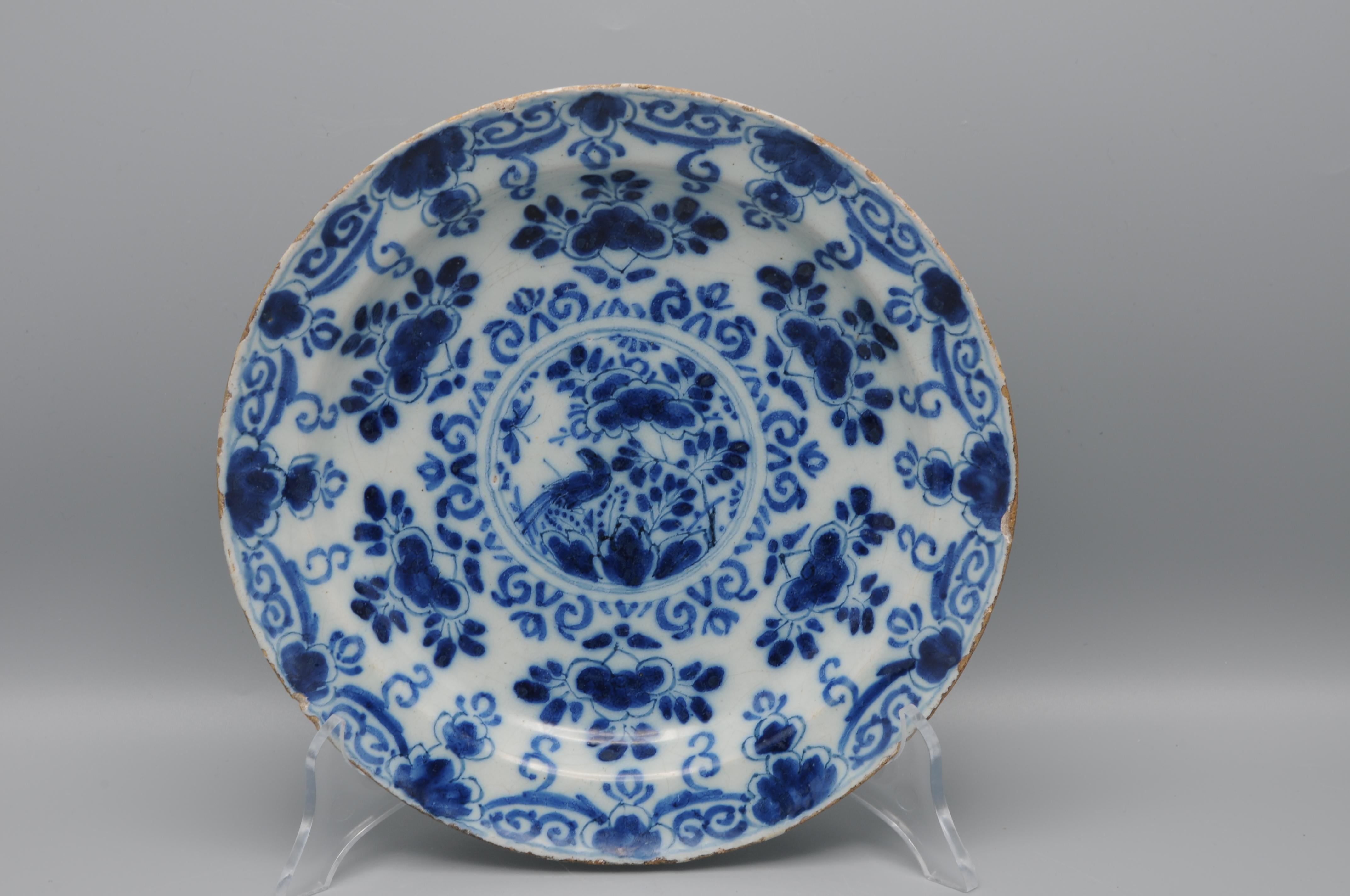 Faïence de Delft  - Assiette de Delft bleu et blanc du 18e siècle à décor de Chinoiserie Bon état - En vente à DELFT, NL