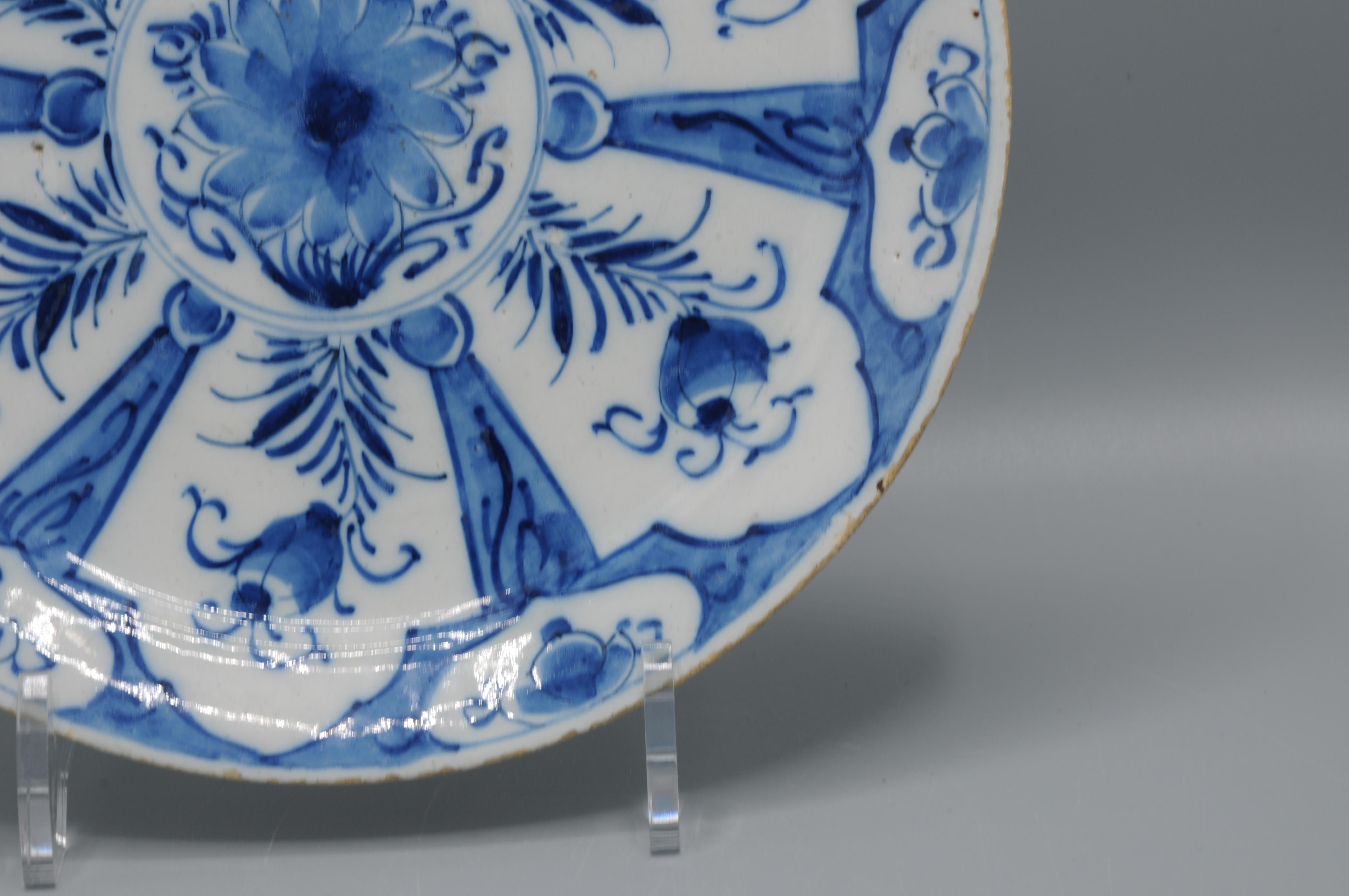Delfter Blau  - Chinoiserie-Teller aus Delft mit blauen und weißen Blumen aus dem 18. (18. Jahrhundert) im Angebot