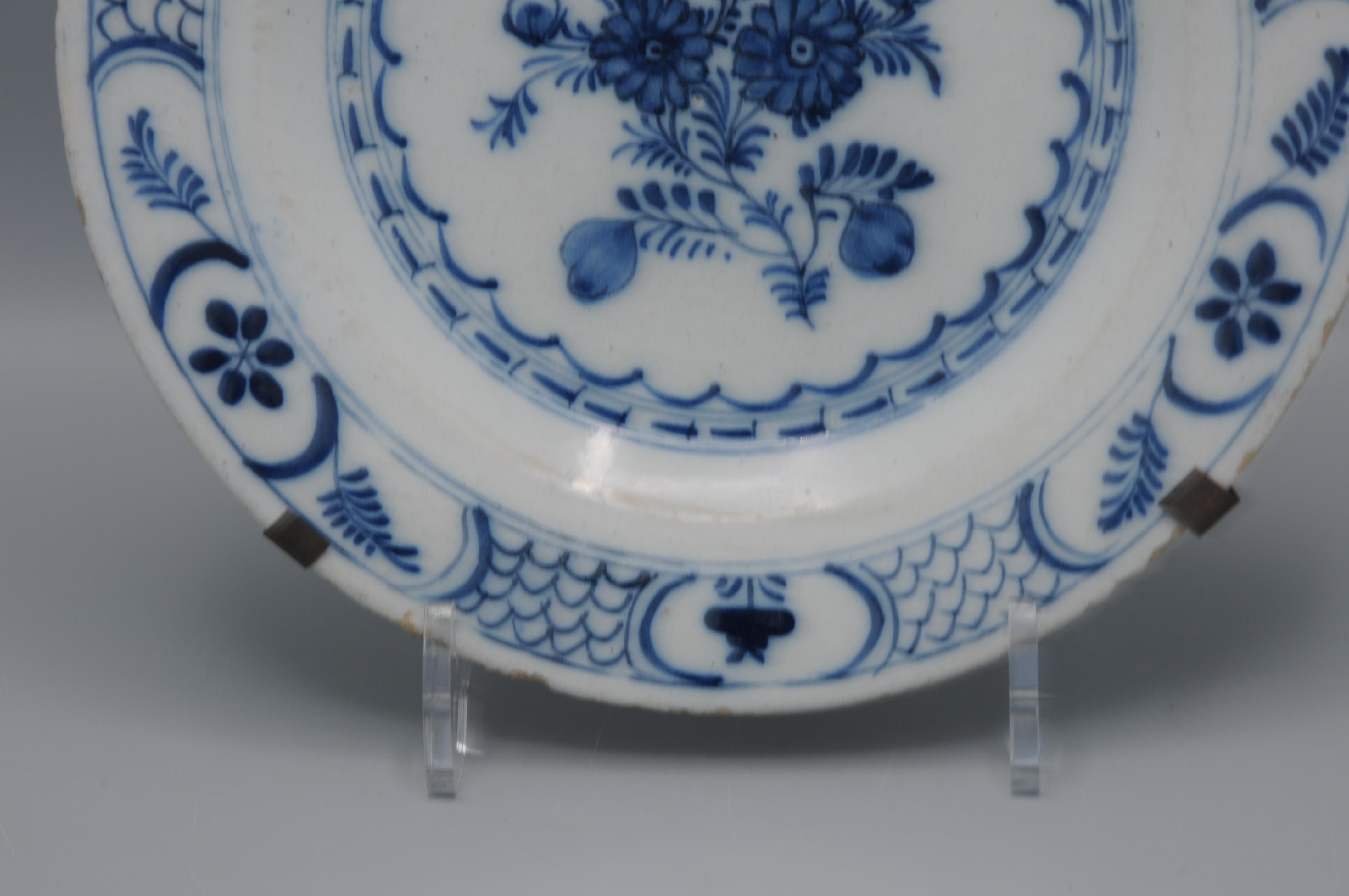 Faïence de Delft  - Assiette de Delft bleu et blanc du 18e siècle à décor de Chinoiserie Bon état - En vente à DELFT, NL