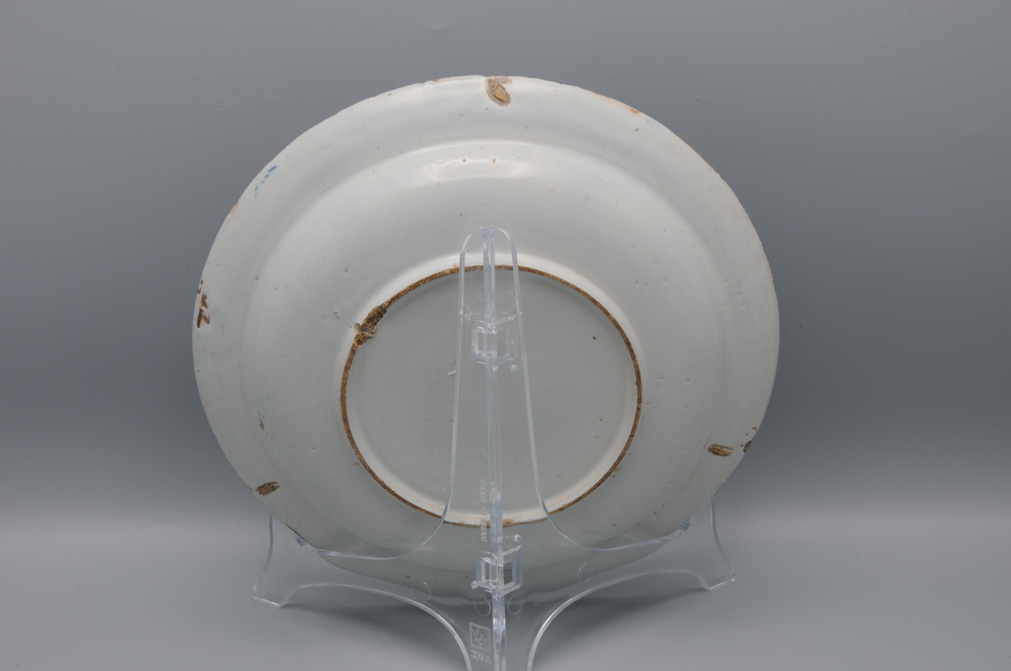 XVIIIe siècle Faïence de Delft  - Assiette de Delft bleu et blanc du 18e siècle à décor de Chinoiserie en vente