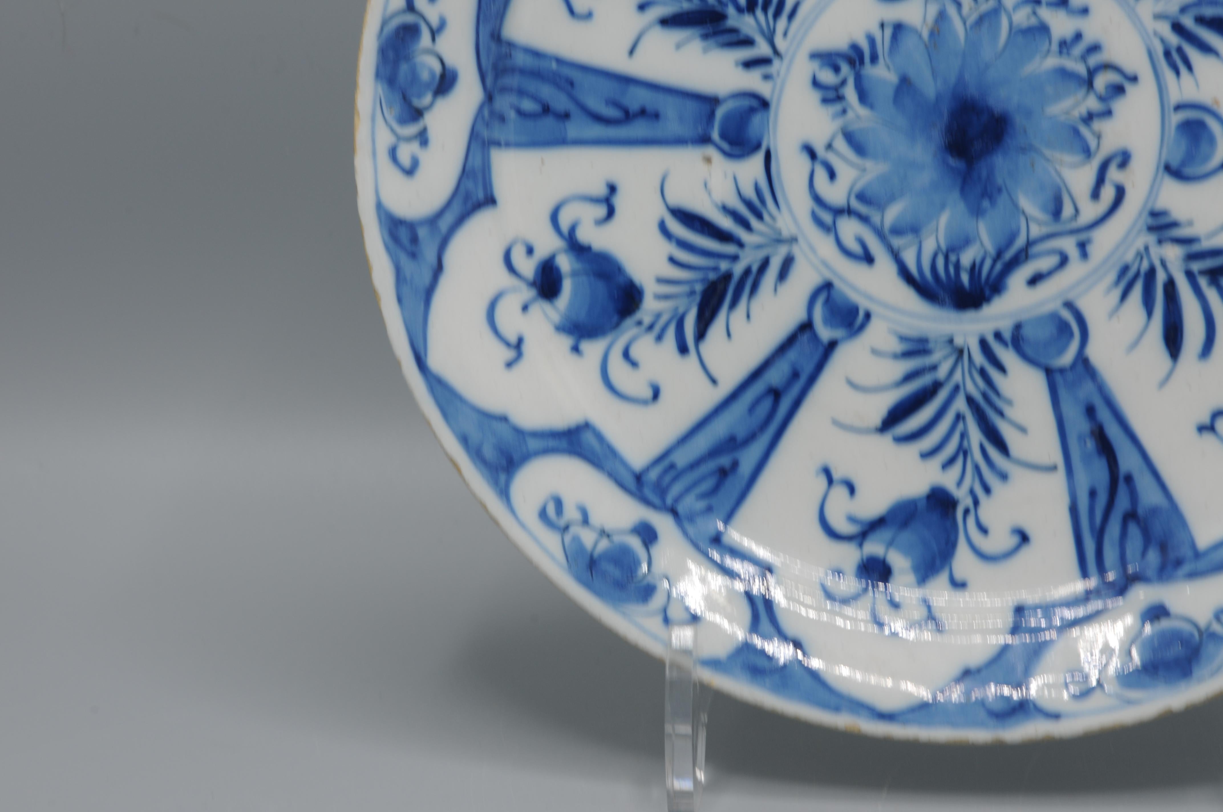 Delfter Blau  - Chinoiserie-Teller aus Delft mit blauen und weißen Blumen aus dem 18. (Tonware) im Angebot