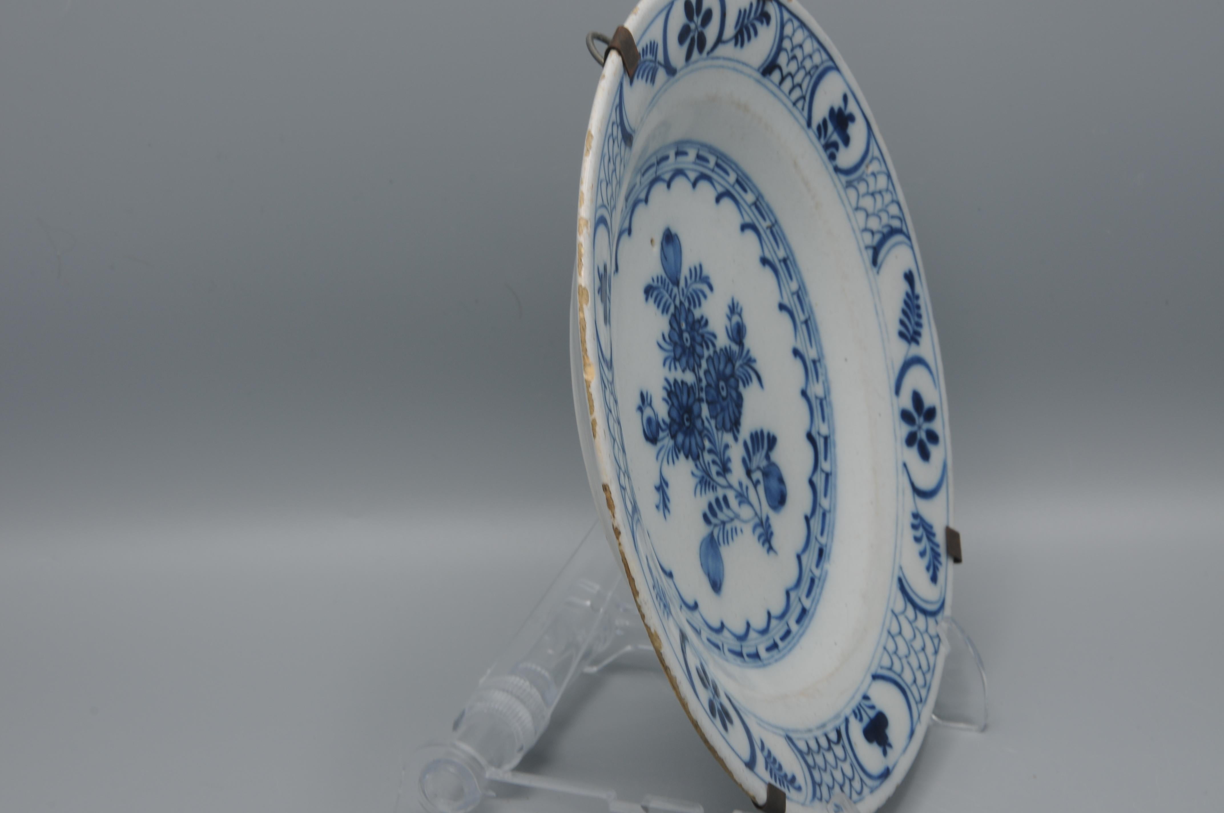 XVIIIe siècle et antérieur Faïence de Delft  - Assiette de Delft bleu et blanc du 18e siècle à décor de Chinoiserie en vente