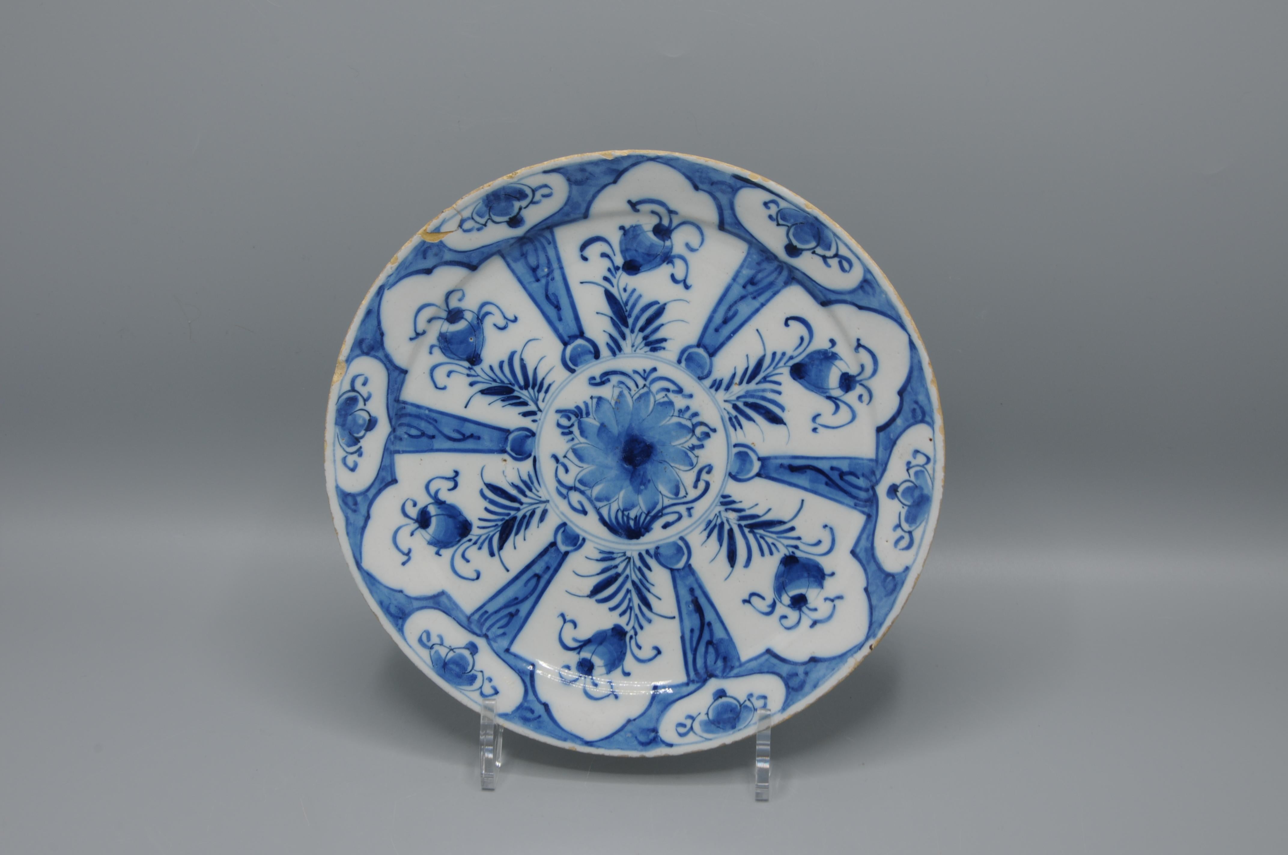 Delfter Blau  - Chinoiserie-Teller aus Delft mit blauen und weißen Blumen aus dem 18. im Angebot 1