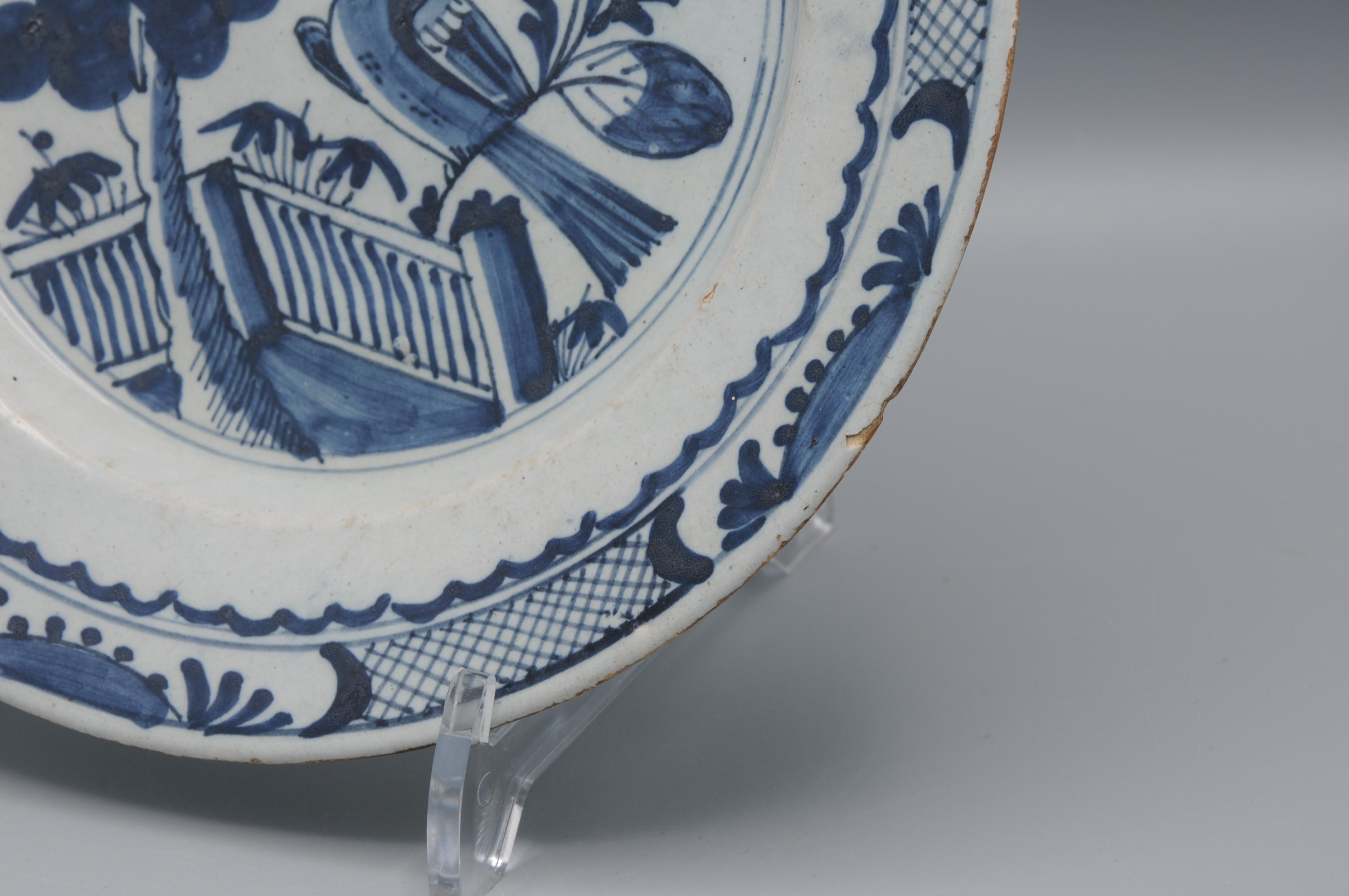 Poterie Faïence de Delft  - Assiette de Delft bleu et blanc du 18e siècle à décor de Chinoiserie en vente