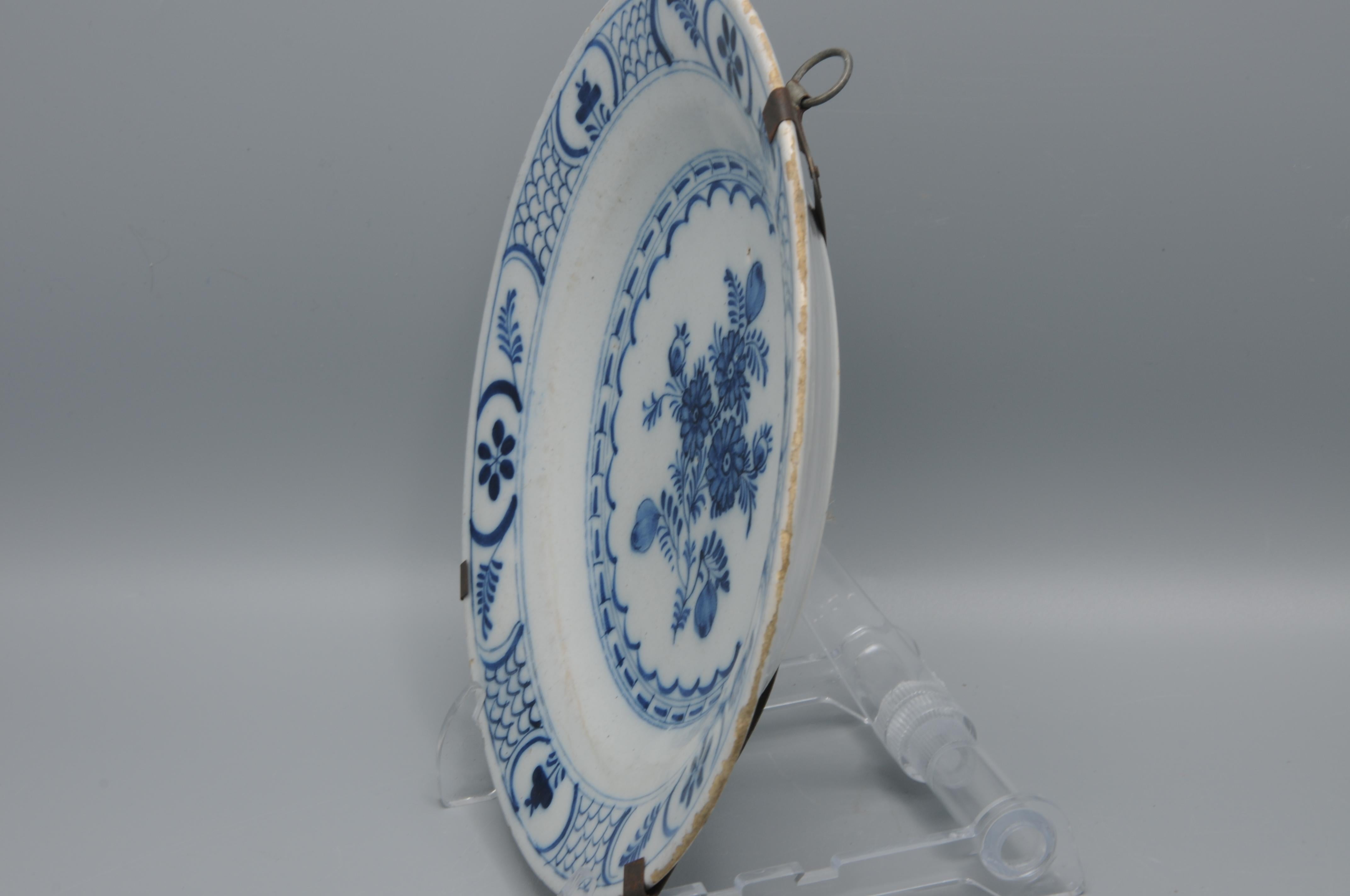 Faïence de Delft  - Assiette de Delft bleu et blanc du 18e siècle à décor de Chinoiserie en vente 1