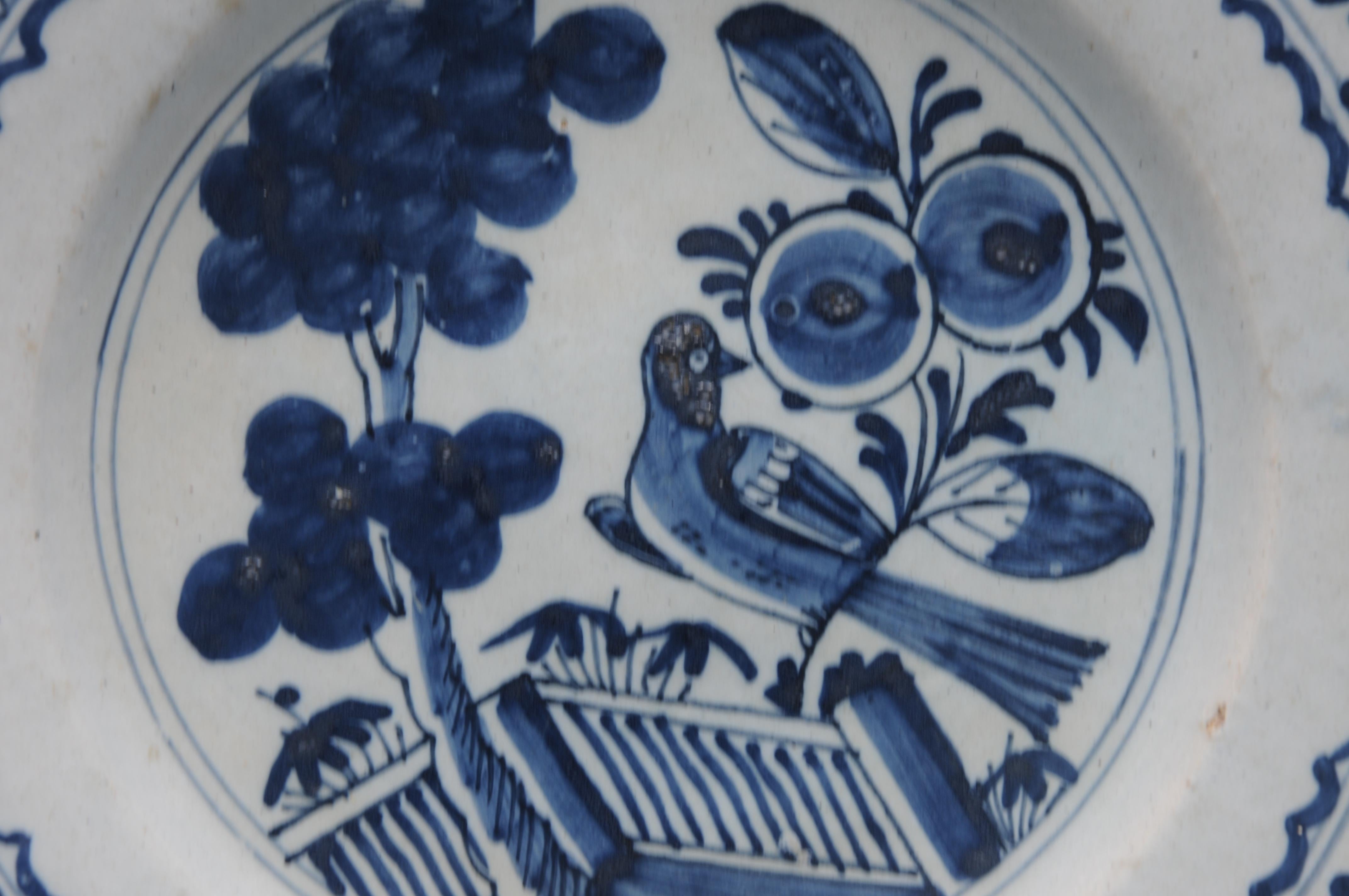 Faïence de Delft  - Assiette de Delft bleu et blanc du 18e siècle à décor de Chinoiserie en vente 1