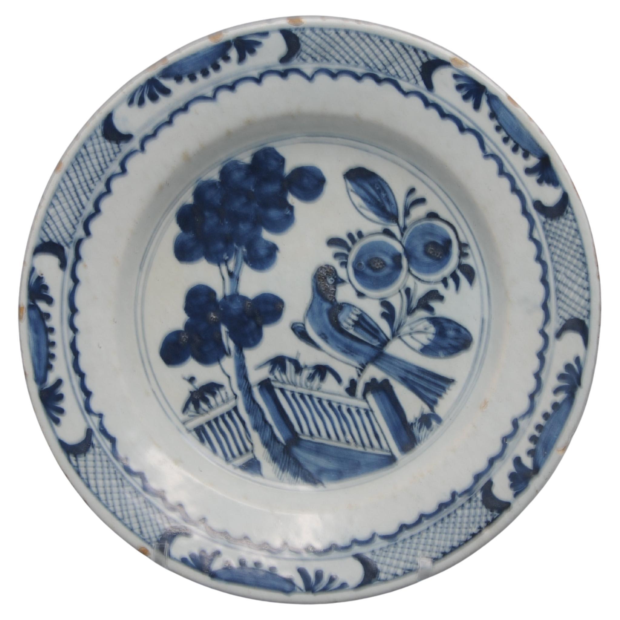 Faïence de Delft  - Assiette de Delft bleu et blanc du 18e siècle à décor de Chinoiserie en vente