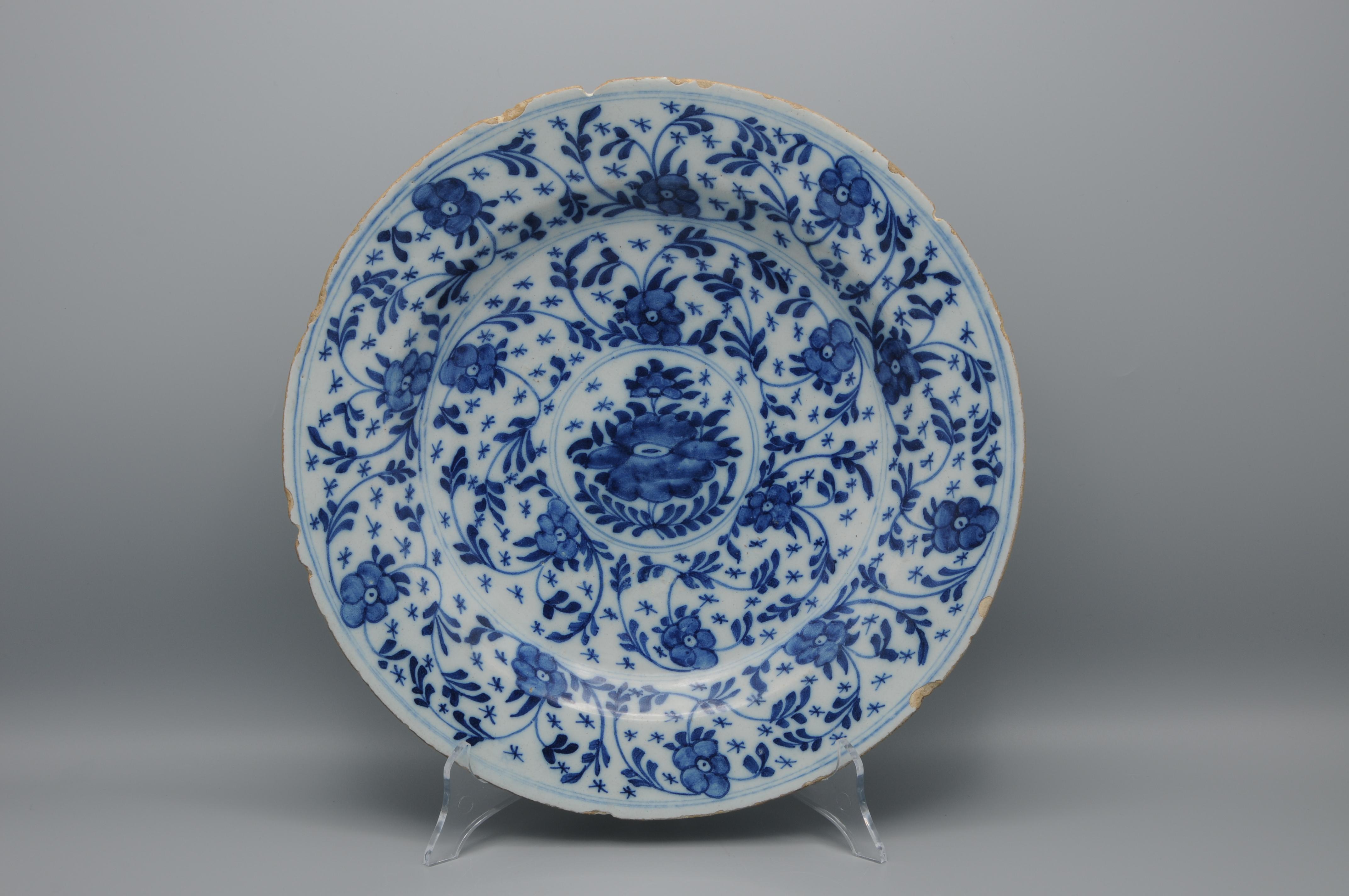 Plato de Chinoiserie holandesa de Delft con decoración 