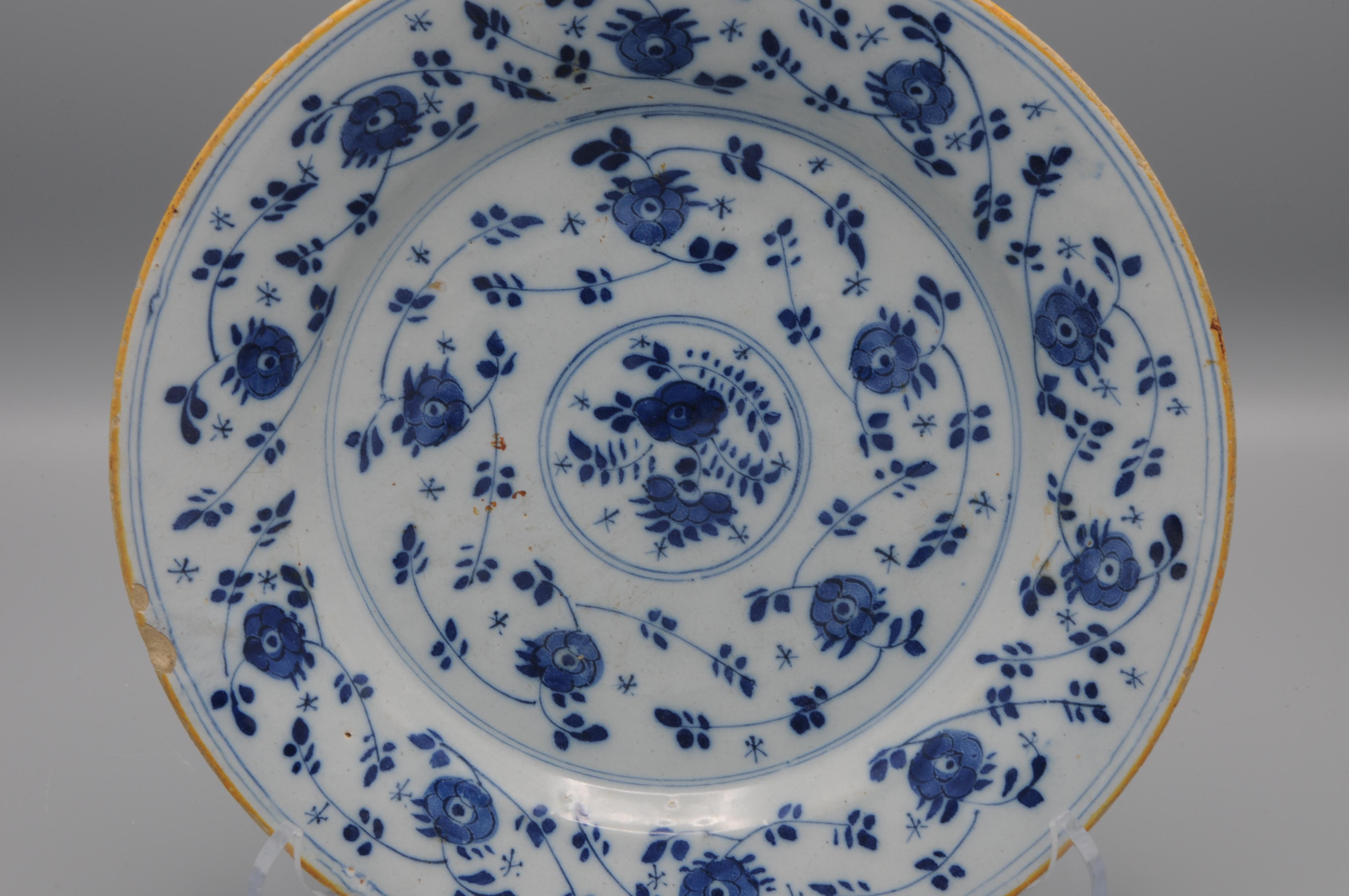 Delfter Blau  Platte „Mille Fleurs“ aus dem 18. Jahrhundert (Chinoiserie) im Angebot