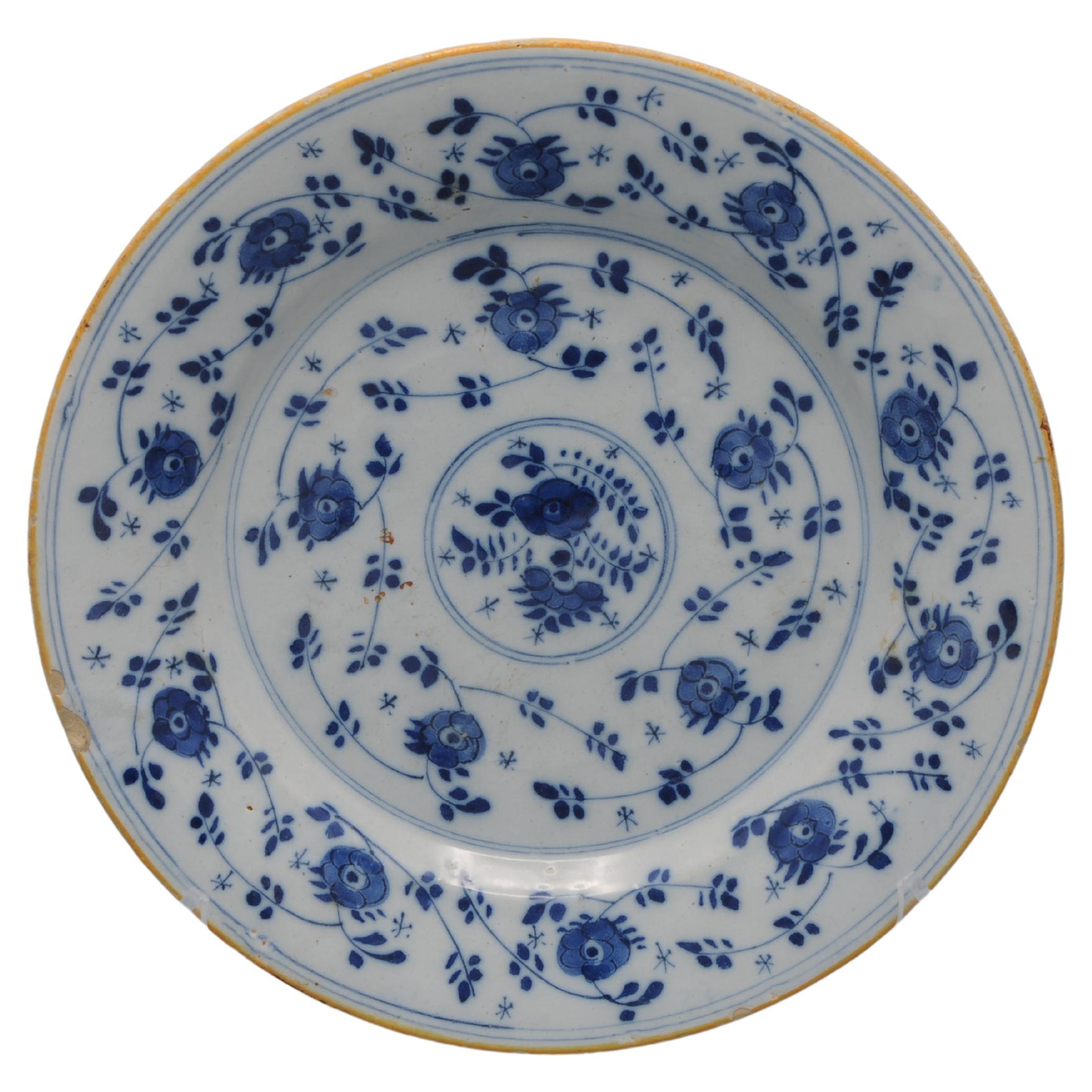 Delfter Blau  Platte „Mille Fleurs“ aus dem 18. Jahrhundert im Angebot