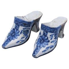 Delft - A pair of Dutch Delft blue and white shoes, 18th century
