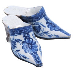 Delft - A pair of Dutch Delft blue and white shoes, 18th century