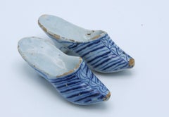Delft - A pair of Dutch Delft blue and white slippers, 18th century