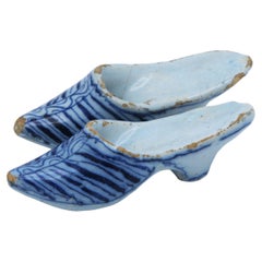Delft - A pair of Dutch Delft blue and white slippers, 18th century
