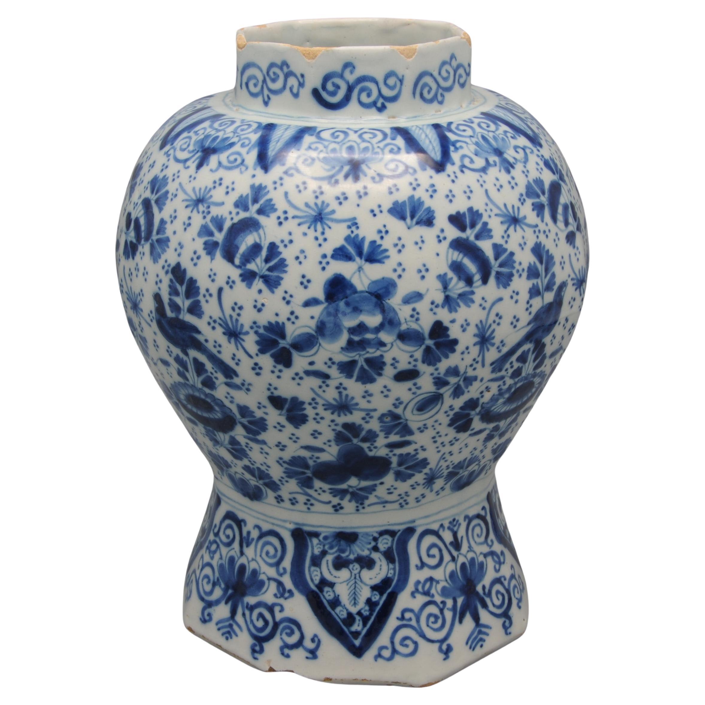 16Vase balustre en faïence bleue du début du 18e siècle avec un décor très net de 