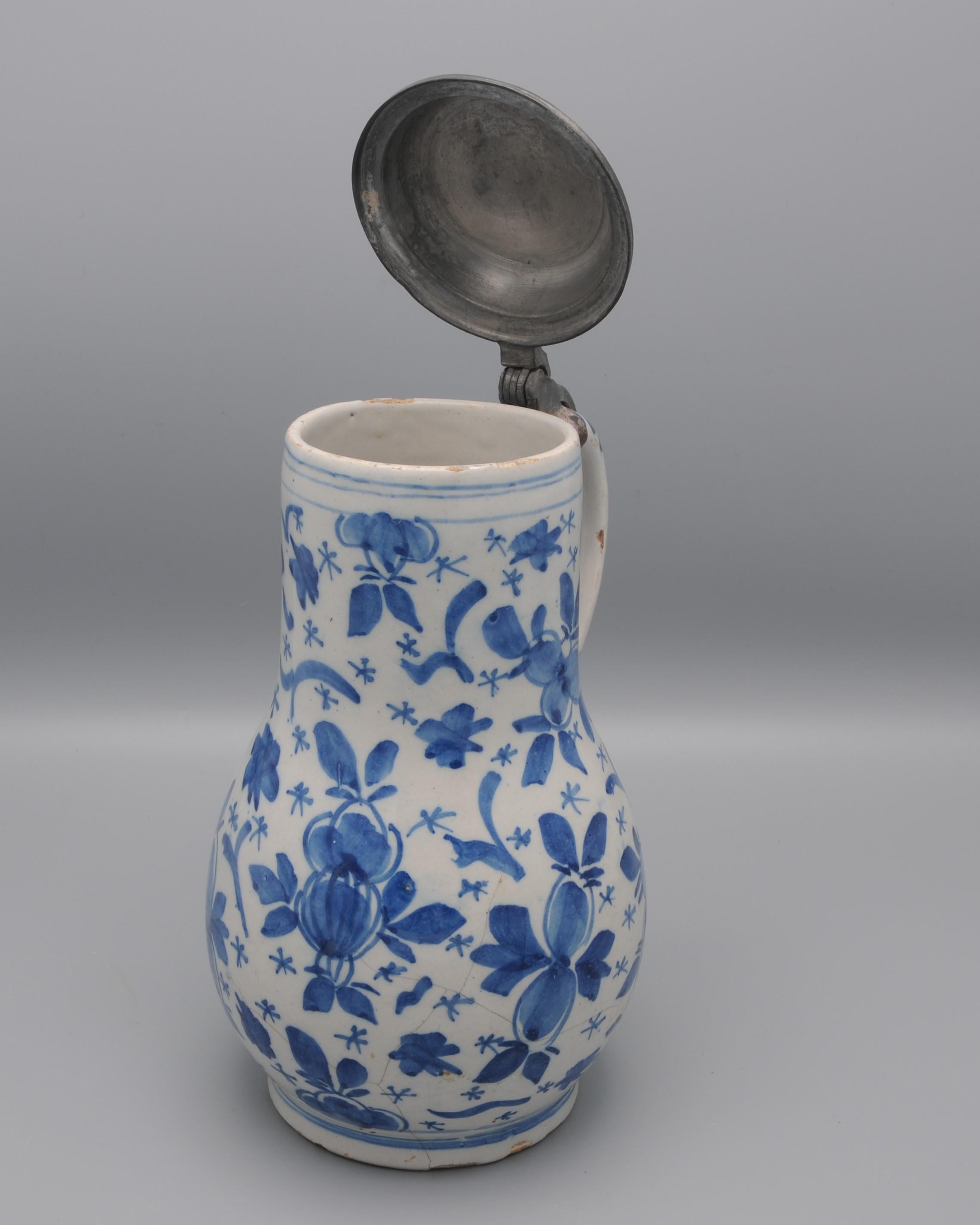 Jarra de cerveza de Delft con decoración 'Mille Fleurs', mediados del siglo XVIII en venta 5