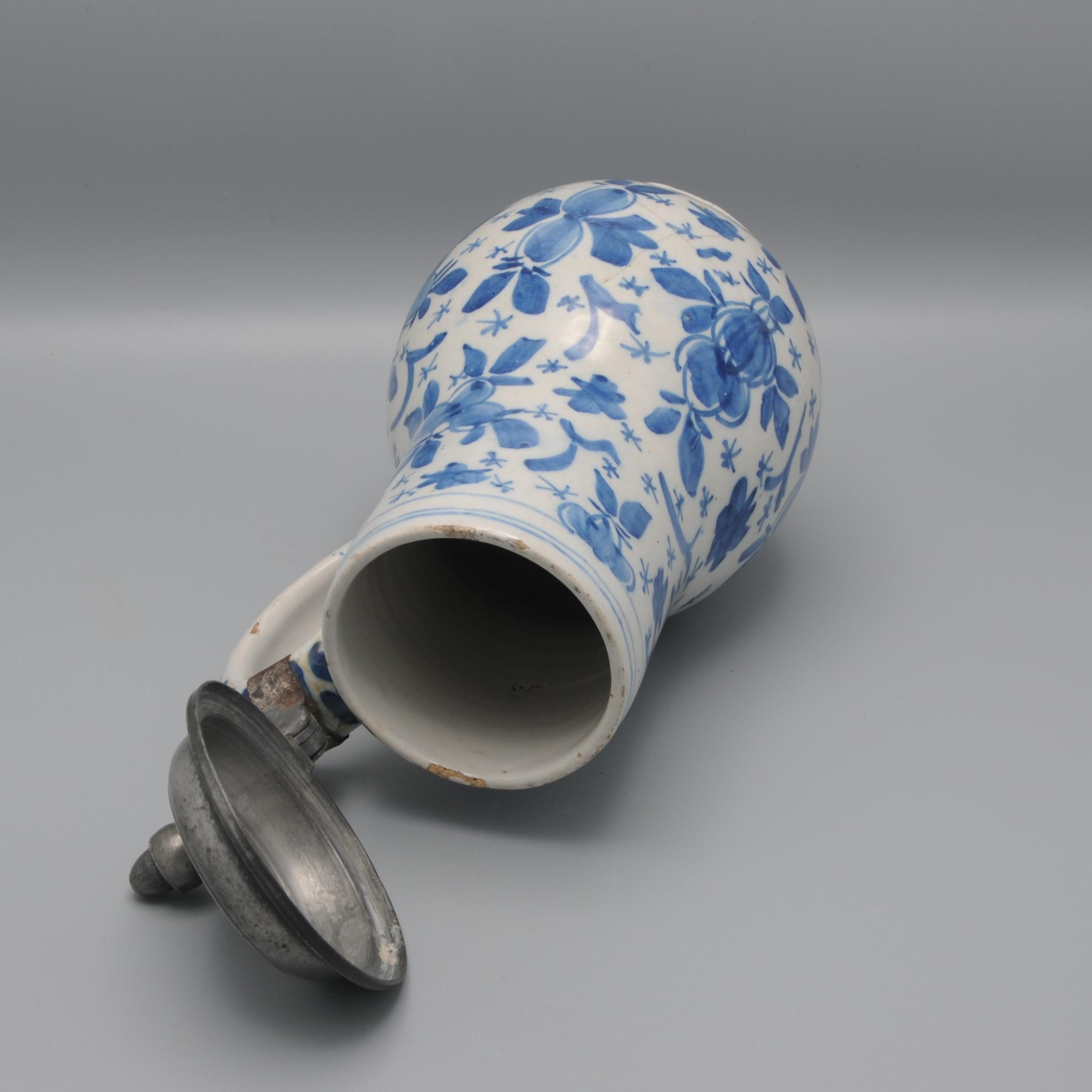 Jarra de cerveza de Delft con decoración 'Mille Fleurs', mediados del siglo XVIII en venta 6