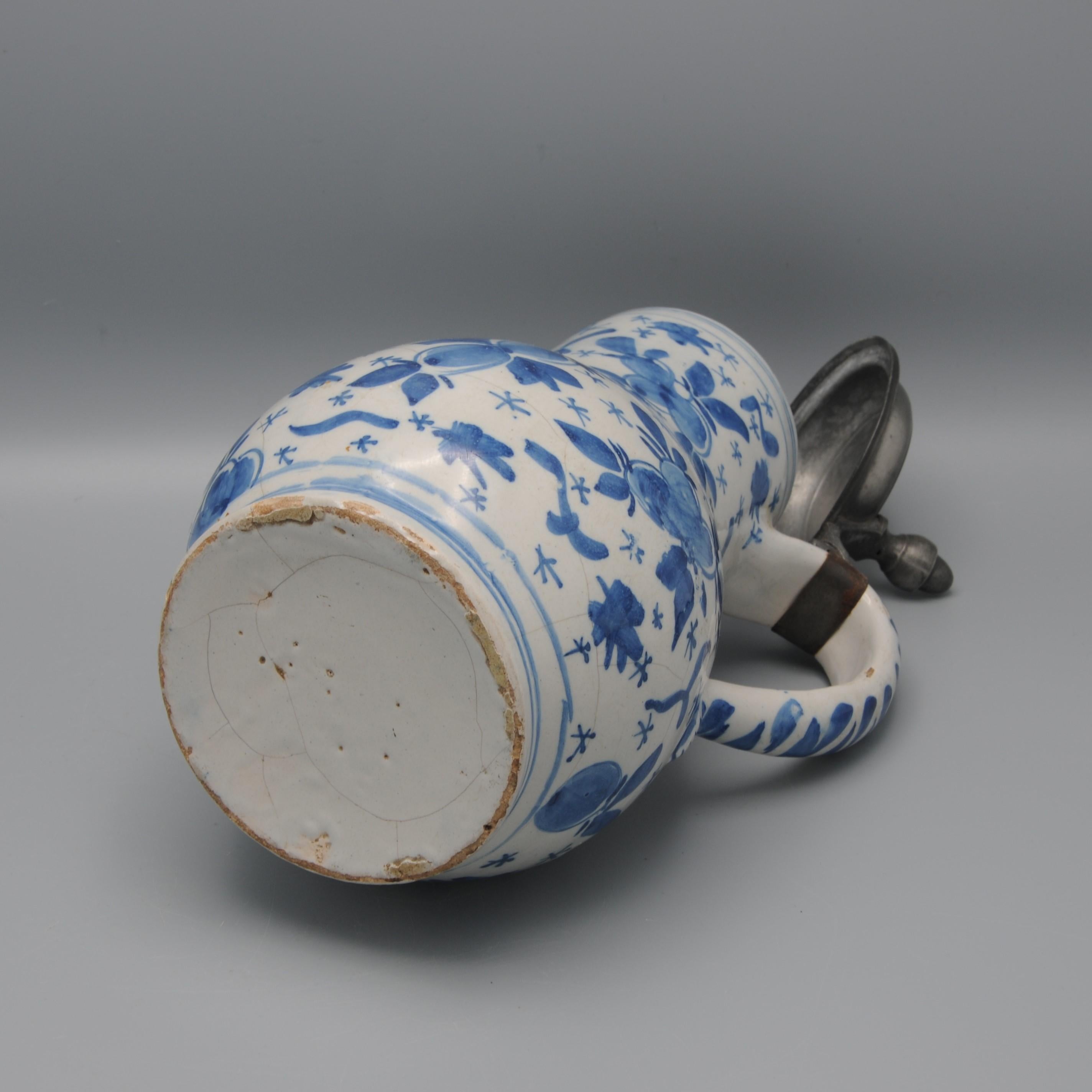 Jarra de cerveza de Delft con decoración 'Mille Fleurs', mediados del siglo XVIII en venta 7