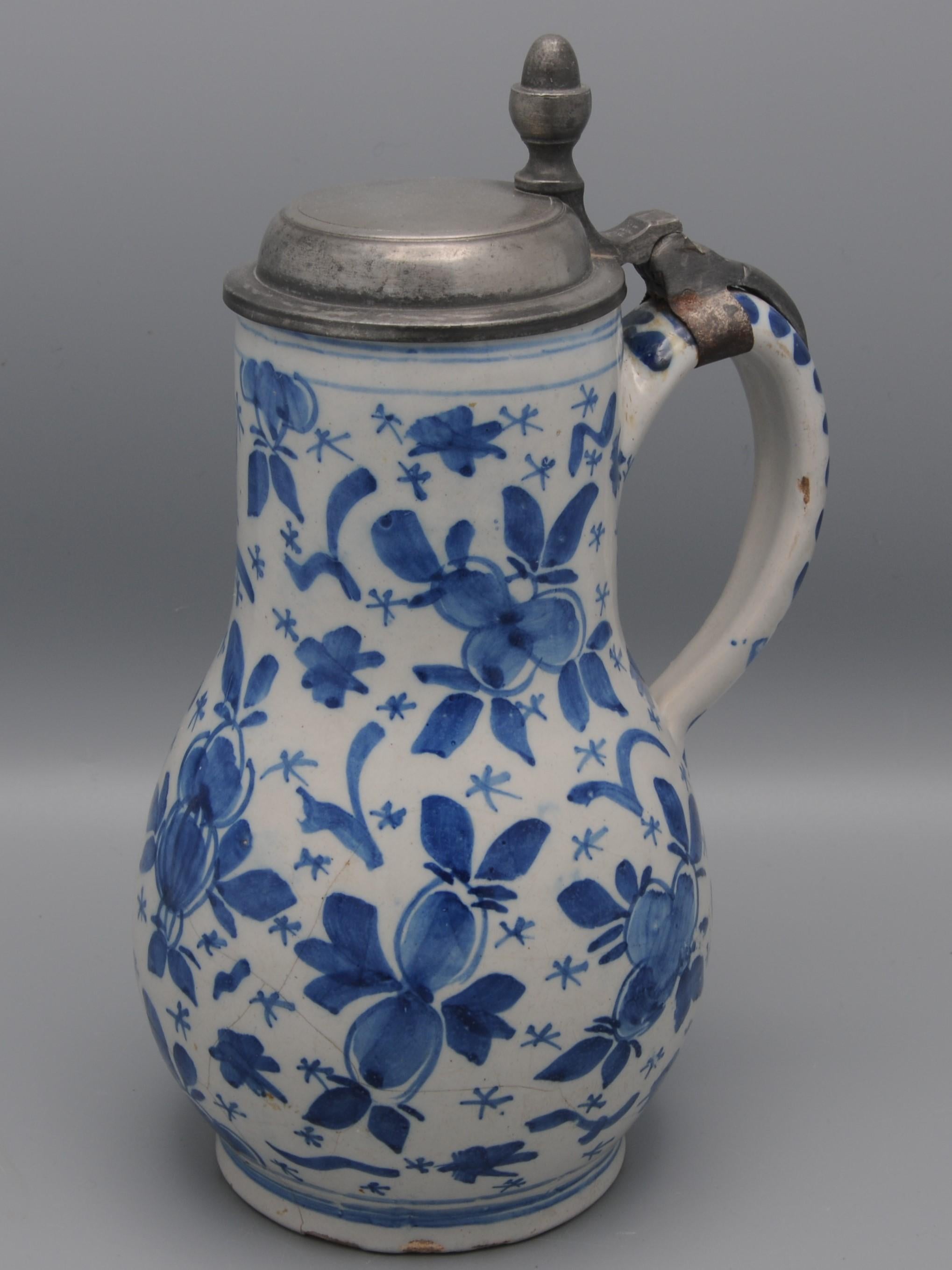 Jarra de cerveza de Delft con decoración 'Mille Fleurs', mediados del siglo XVIII Barroco en venta