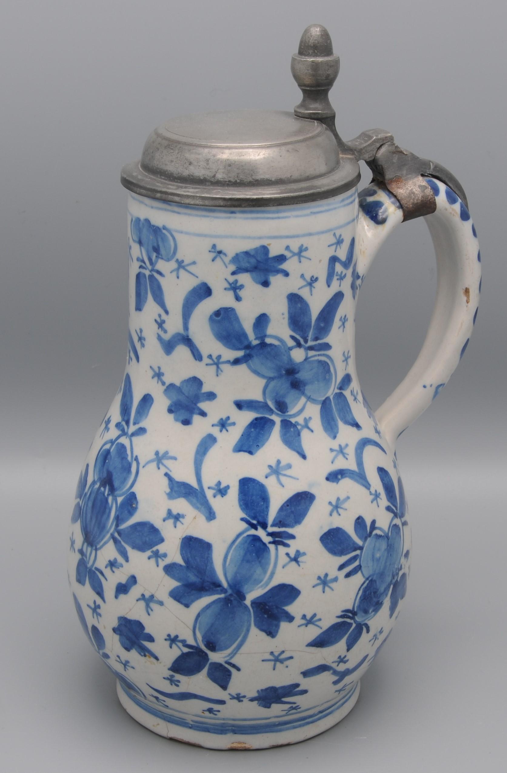 Jarra de cerveza de Delft con decoración 'Mille Fleurs', mediados del siglo XVIII Glaseado en venta