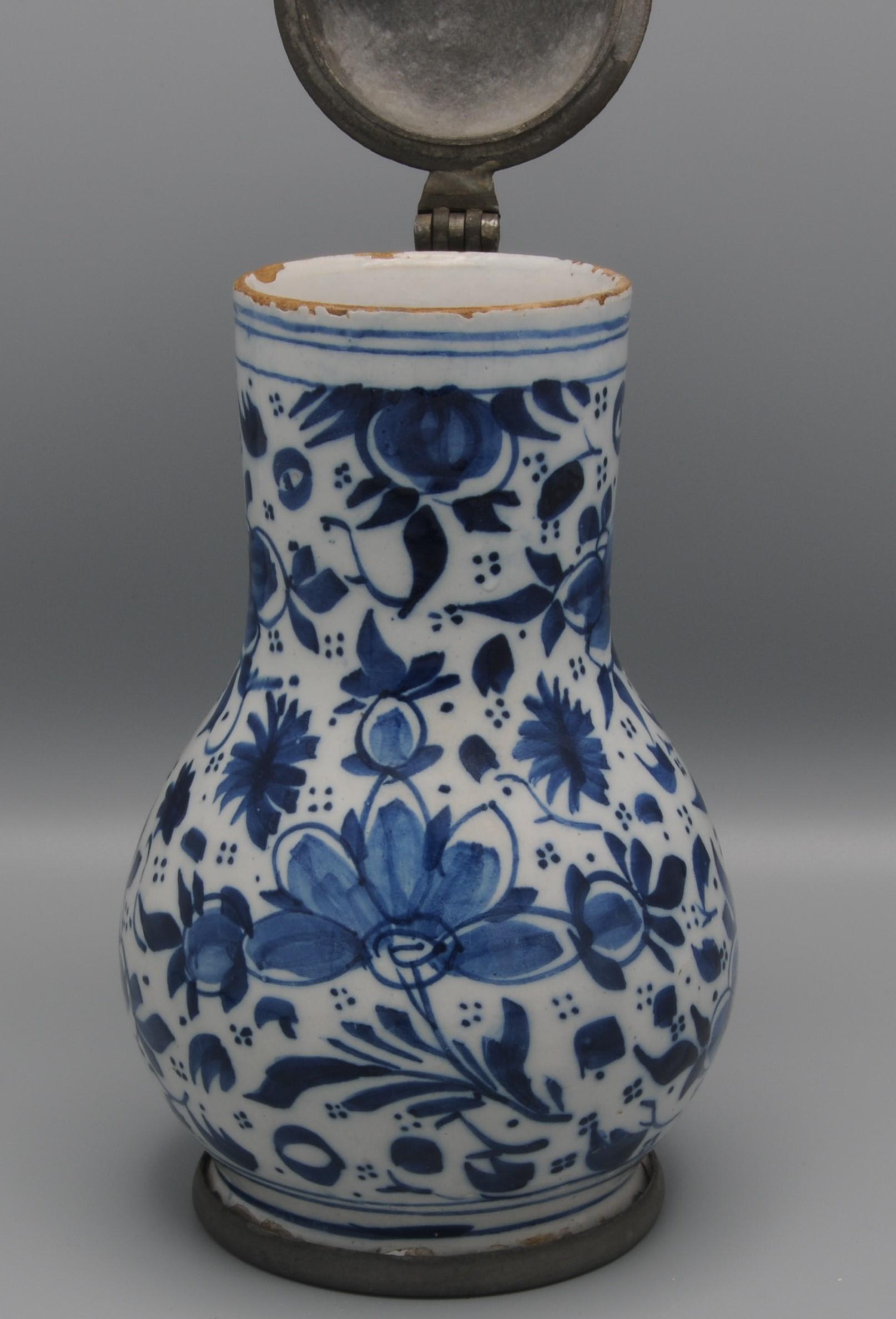 Delft Beer Jug 'Mille Fleurs' decor, mid 18th century In Good Condition For Sale In DELFT, NL