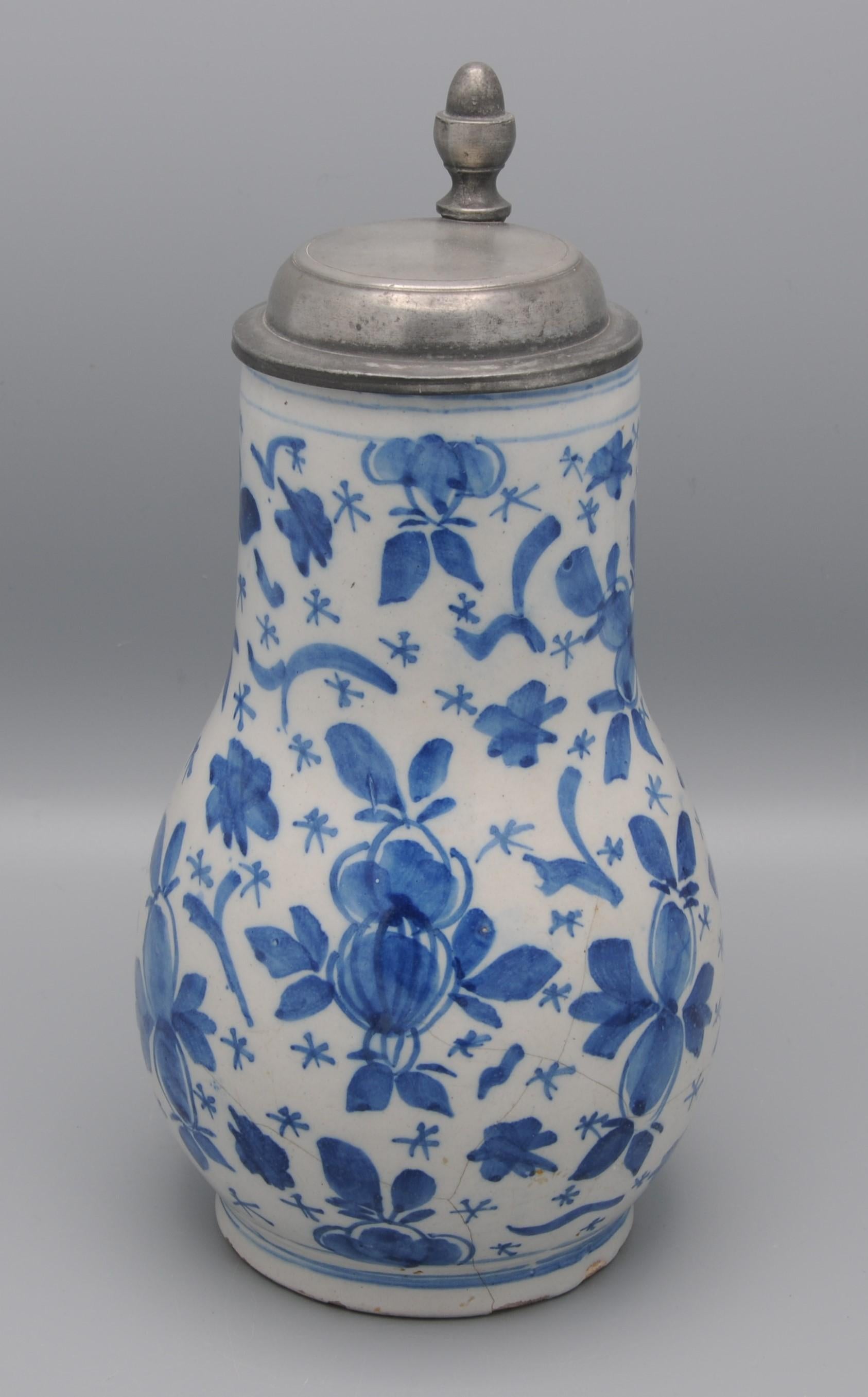 Jarra de cerveza de Delft con decoración 'Mille Fleurs', mediados del siglo XVIII en Bueno estado para la venta en DELFT, NL