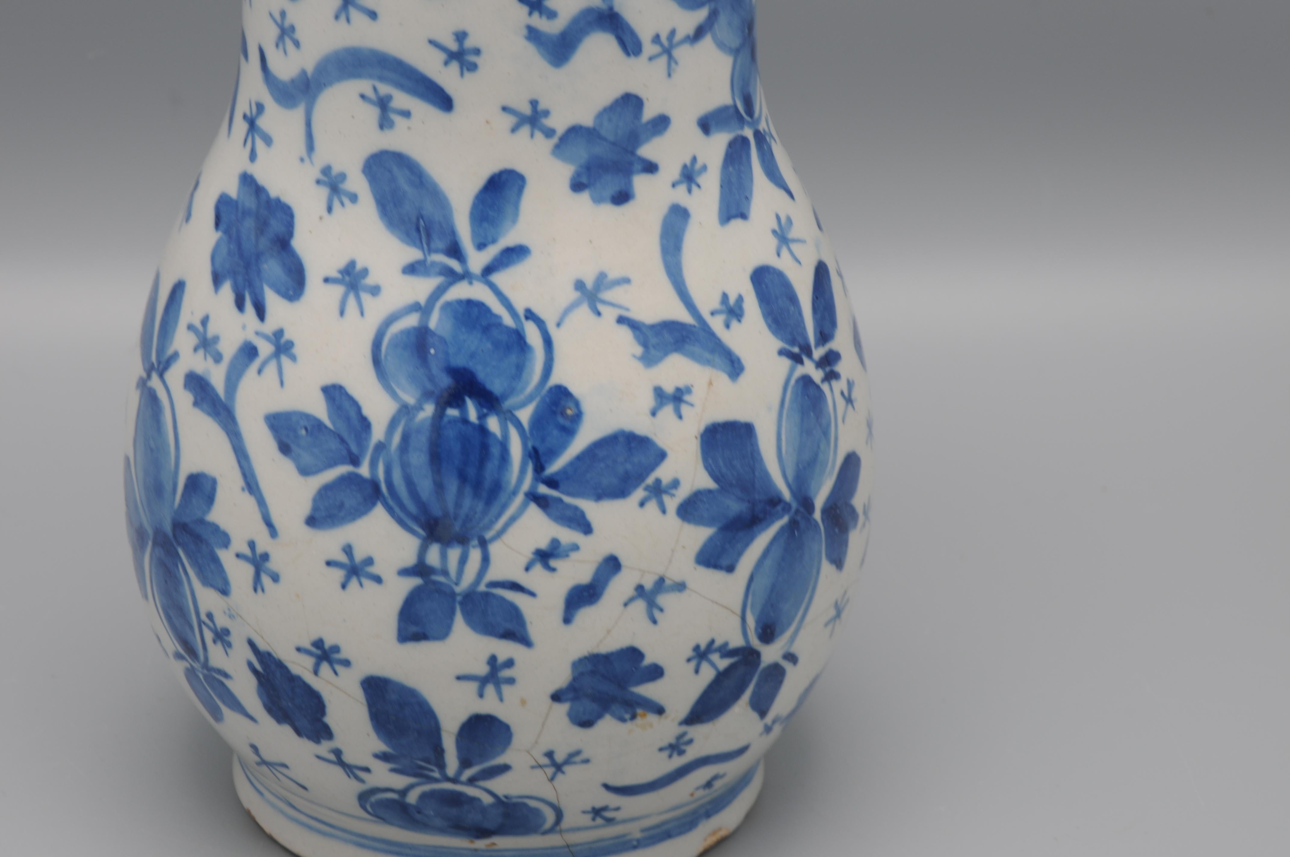 Jarra de cerveza de Delft con decoración 'Mille Fleurs', mediados del siglo XVIII Loza de barro en venta