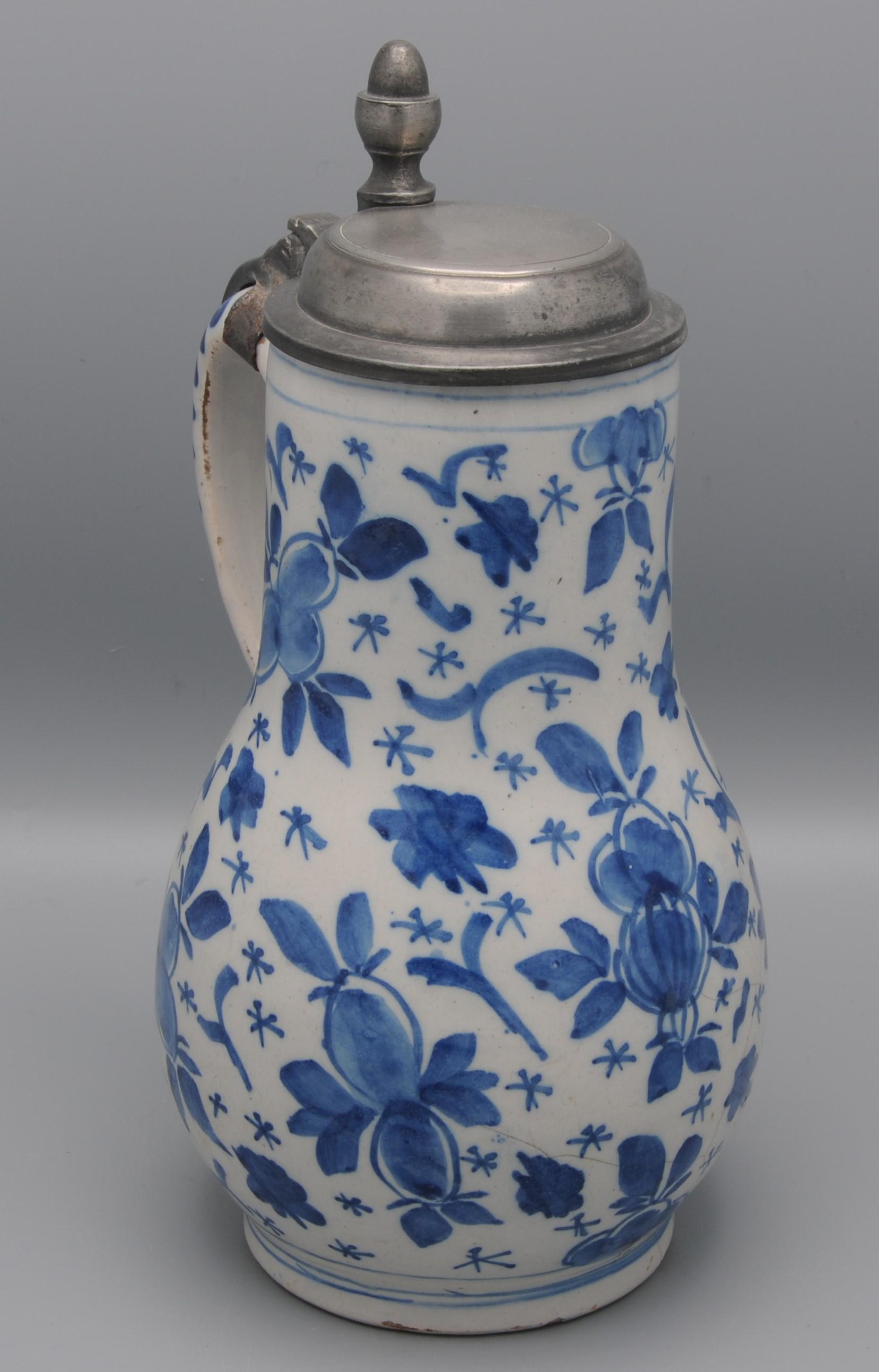 Jarra de cerveza de Delft con decoración 'Mille Fleurs', mediados del siglo XVIII en venta 1