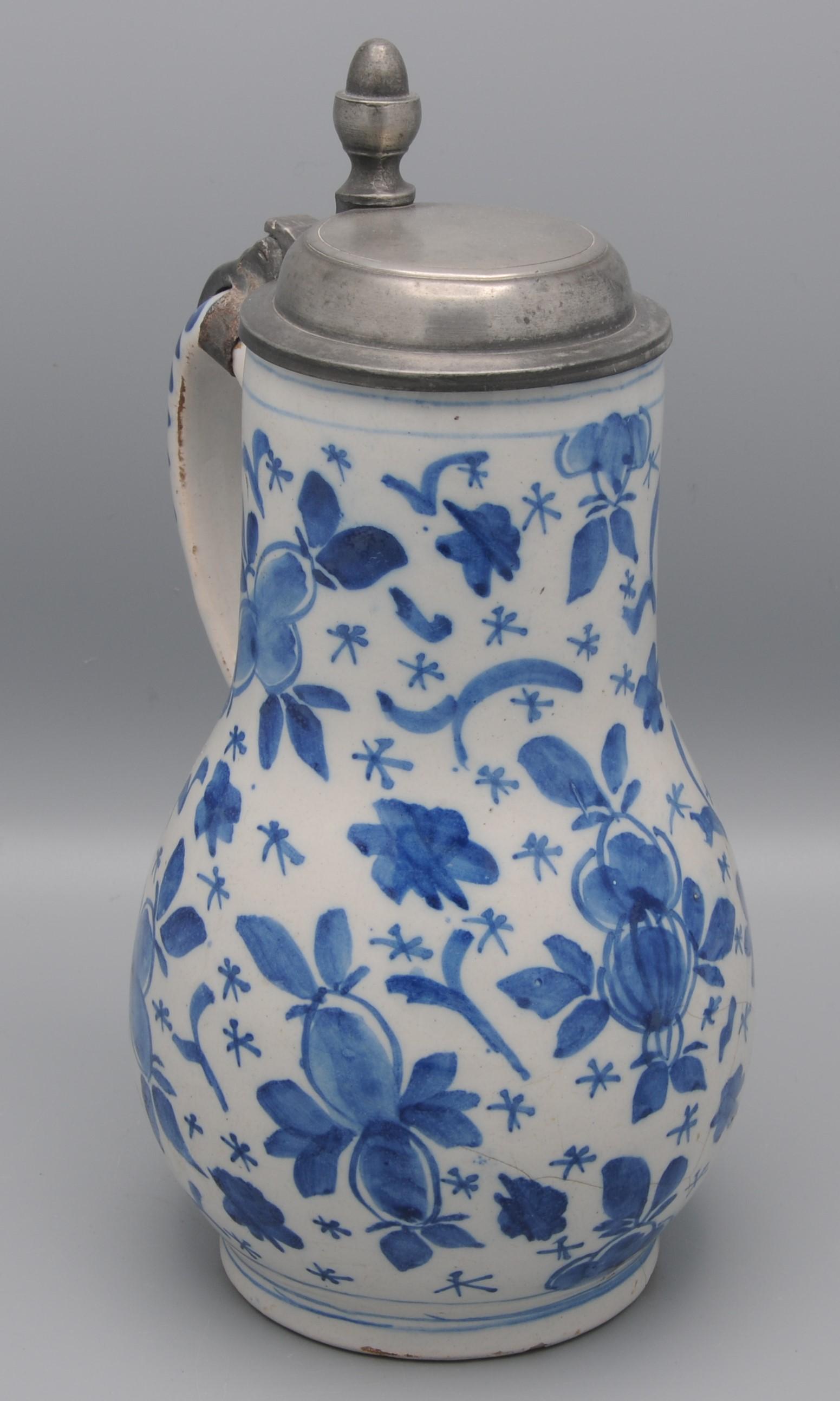 Jarra de cerveza de Delft con decoración 'Mille Fleurs', mediados del siglo XVIII en venta 2