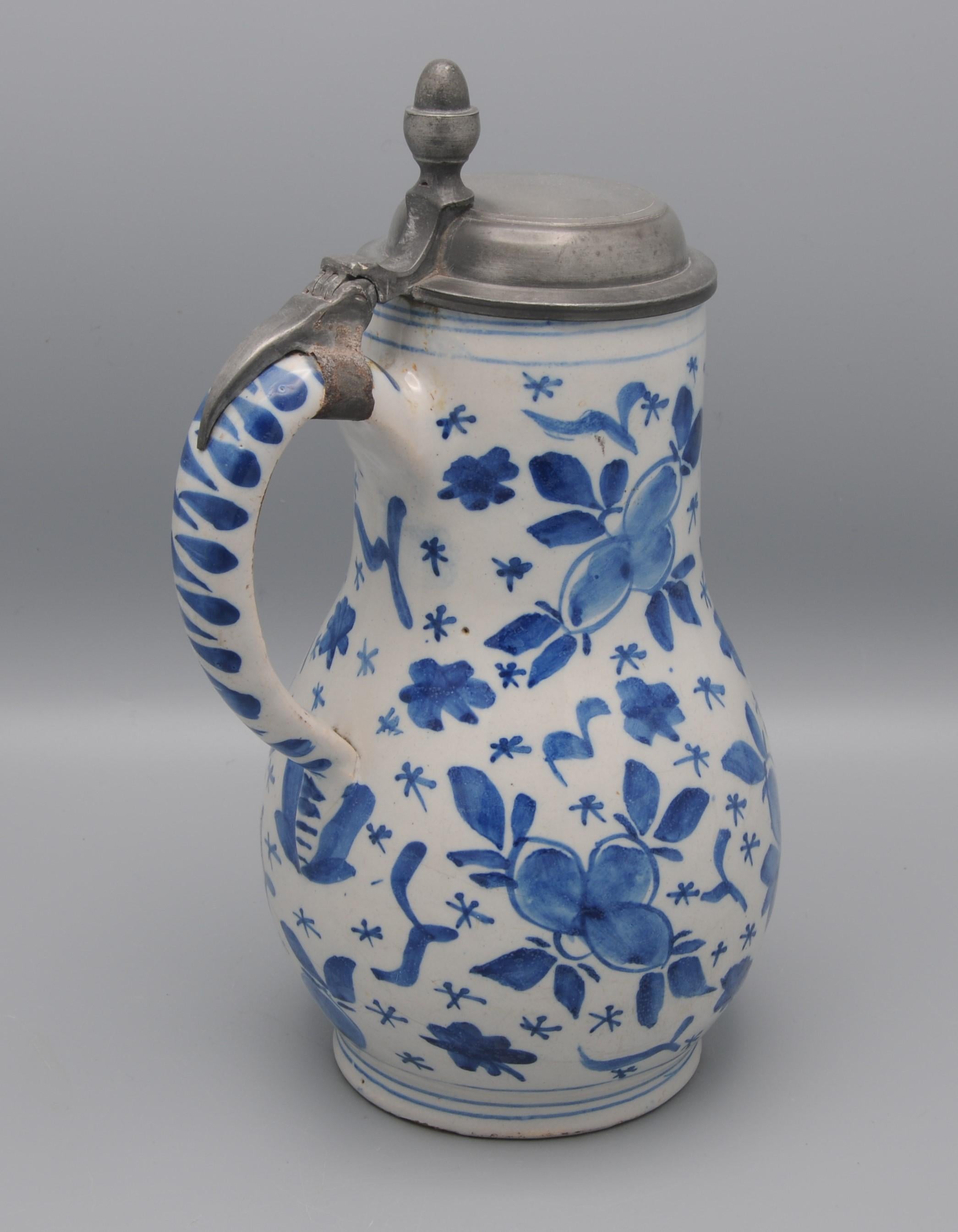 Jarra de cerveza de Delft con decoración 'Mille Fleurs', mediados del siglo XVIII en venta 3