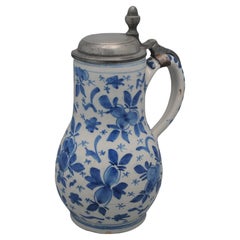 Jarra de cerveza de Delft con decoración 'Mille Fleurs', mediados del siglo XVIII