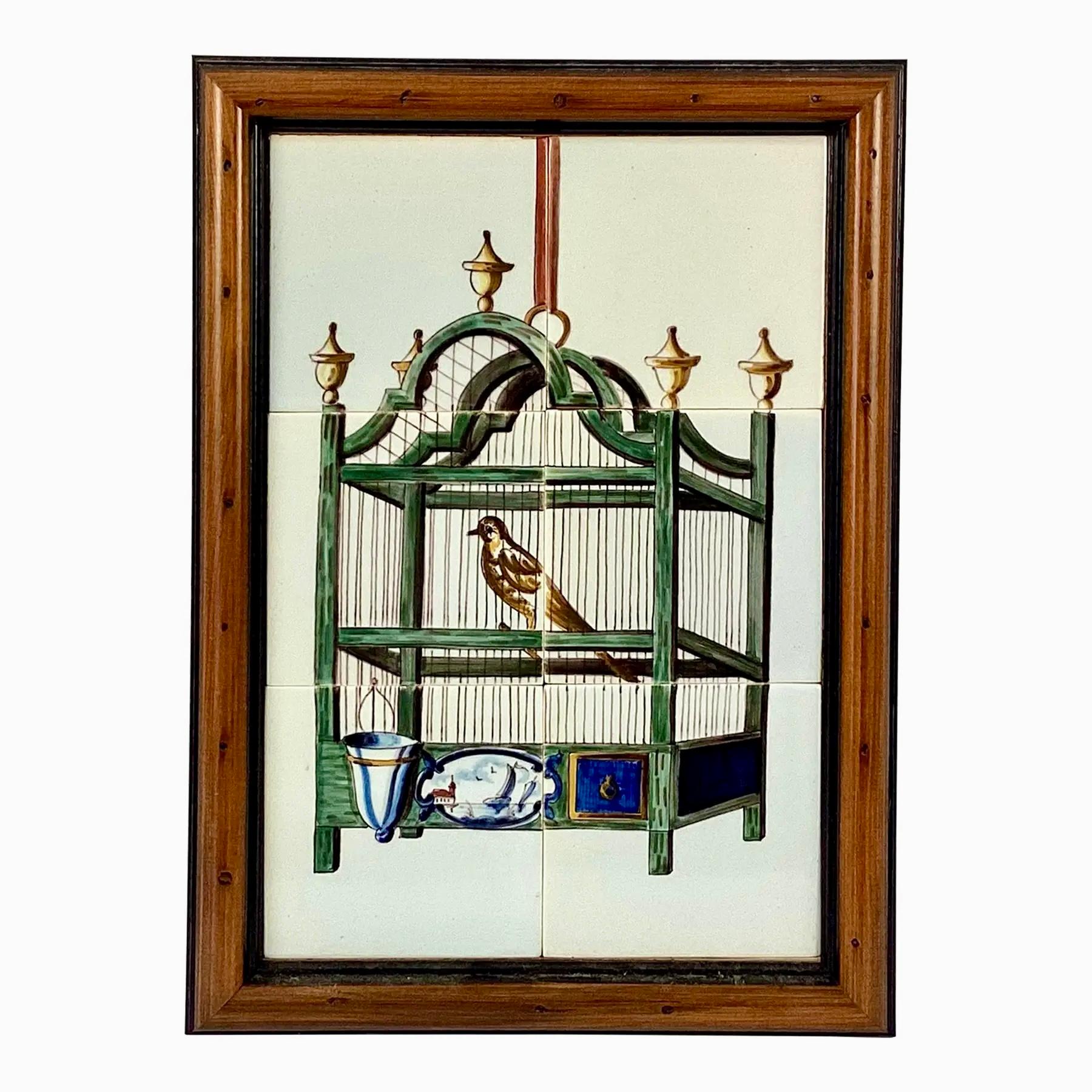 Delfter Fliesen aus dem 18. Jahrhundert mit einem Vogel im Käfig. Das Wandbild besteht aus sechs etwa 5 x 5 großen Fliesen. Diese sind mit einem grünen Vogelkäfig und einem gelben Vogel, der darin sitzt, mit gelben Glöckchen und einer blauen