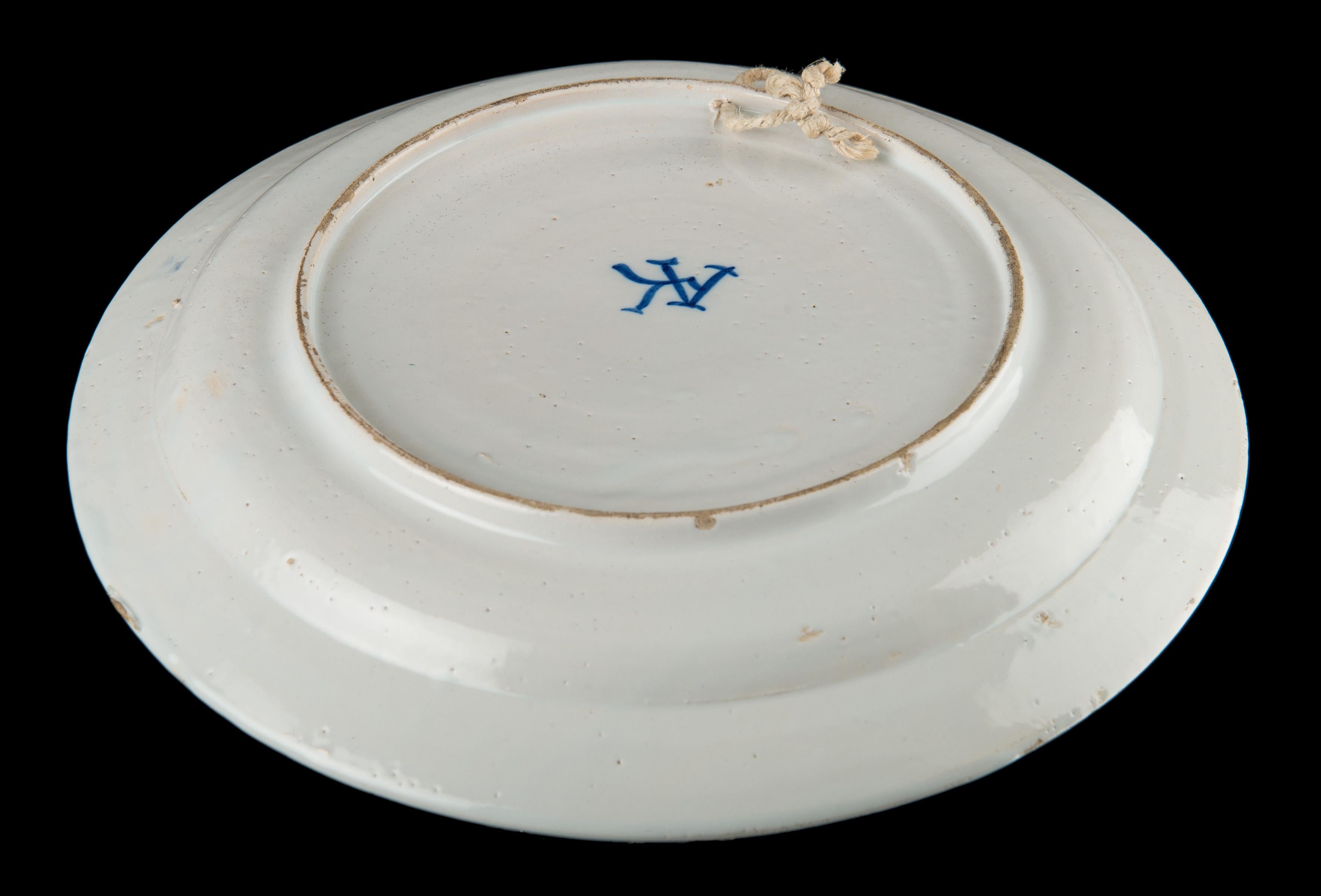 Delft blue and white armorial plate with the coat of arms Delft, 1686-1701 In Good Condition For Sale In ROSSUM, GE