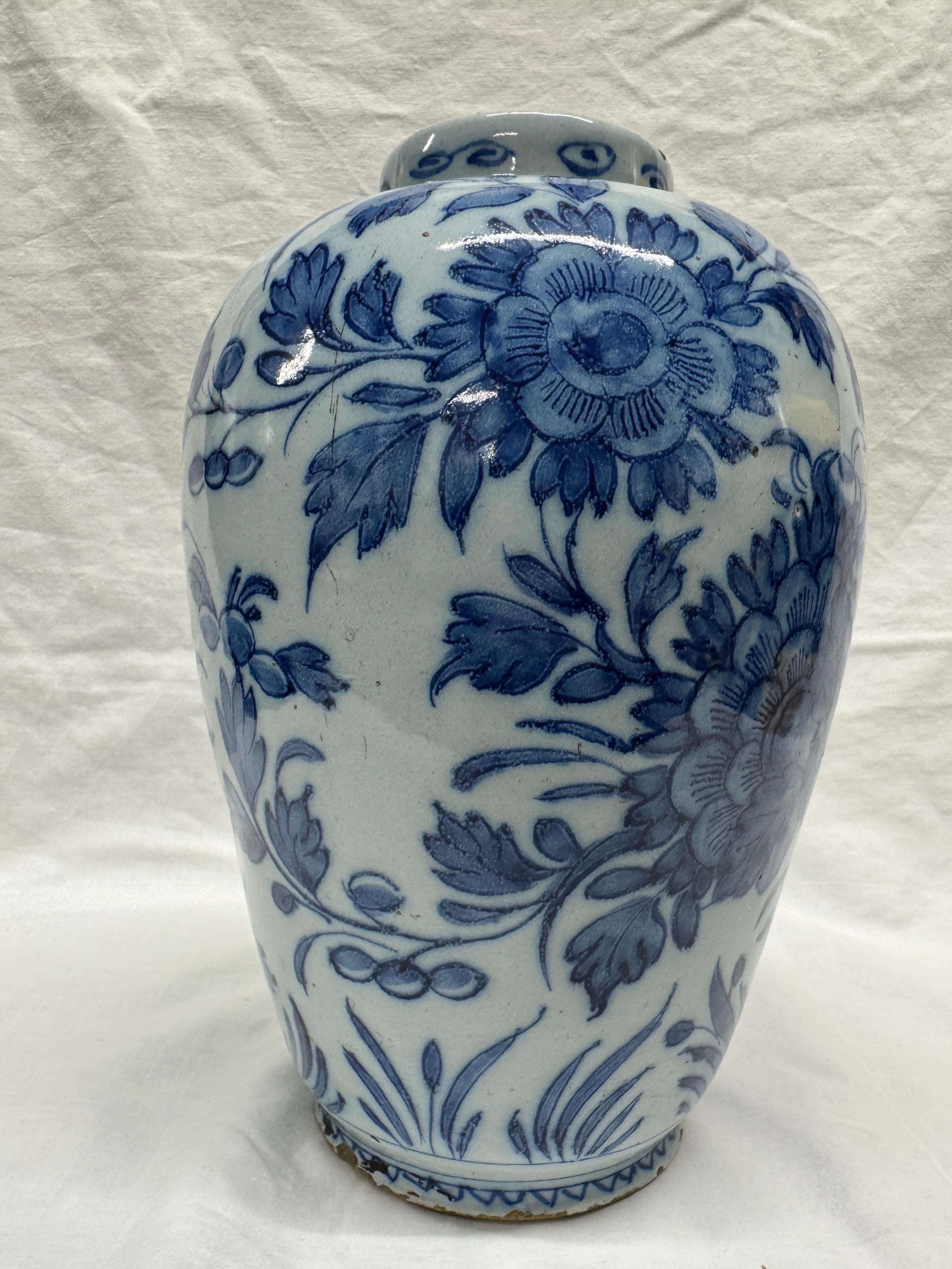 Vase balustre bleu et blanc de Delft en vente 2