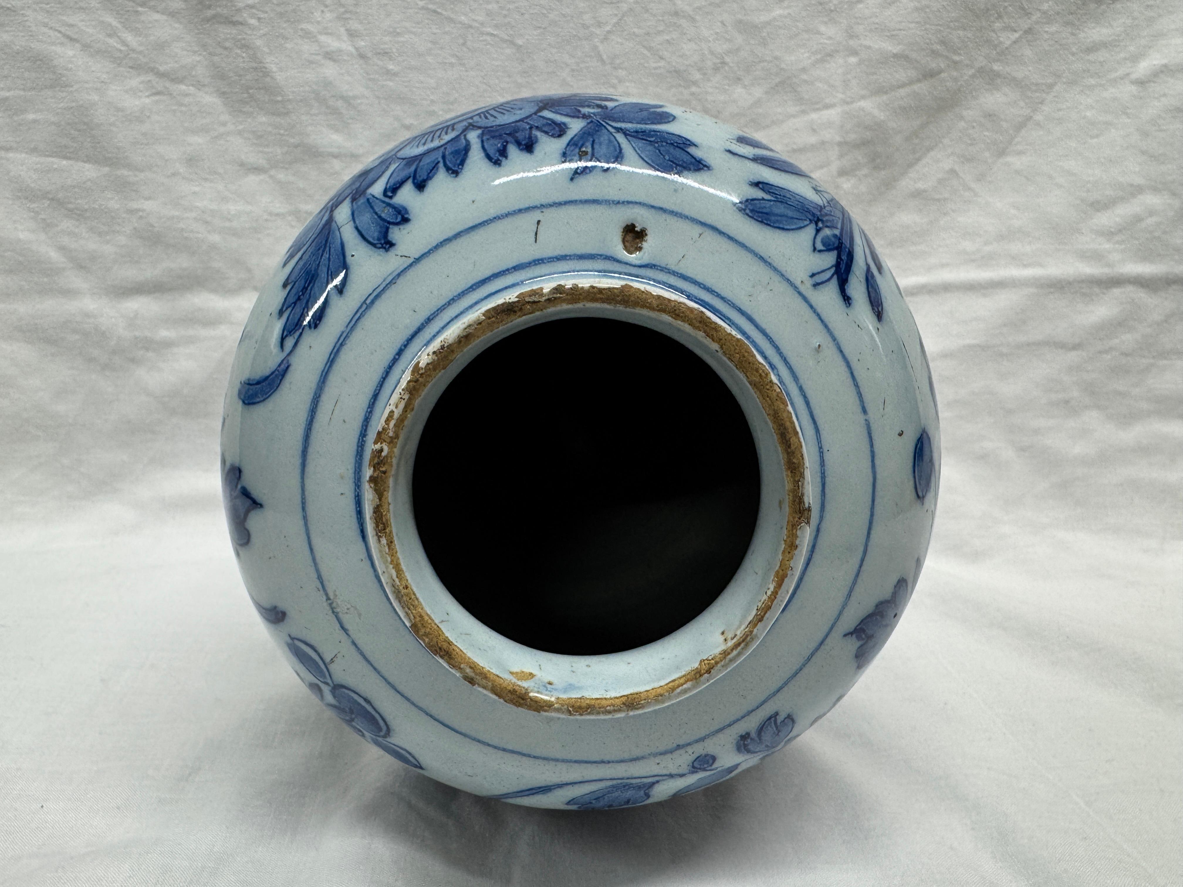 Vase balustre bleu et blanc de Delft en vente 3