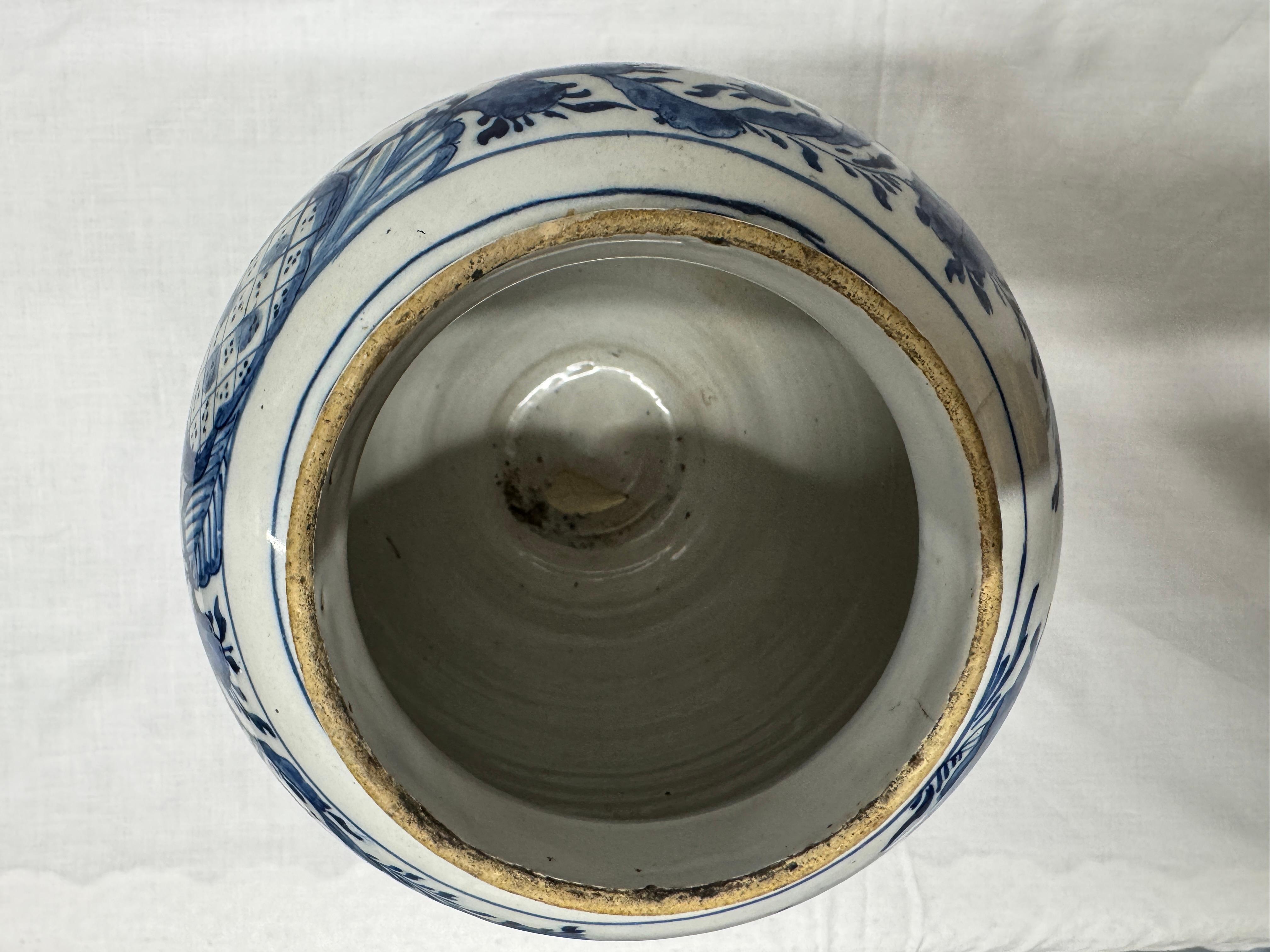 Blaue und weiße Delft-Balustervase im Angebot 4