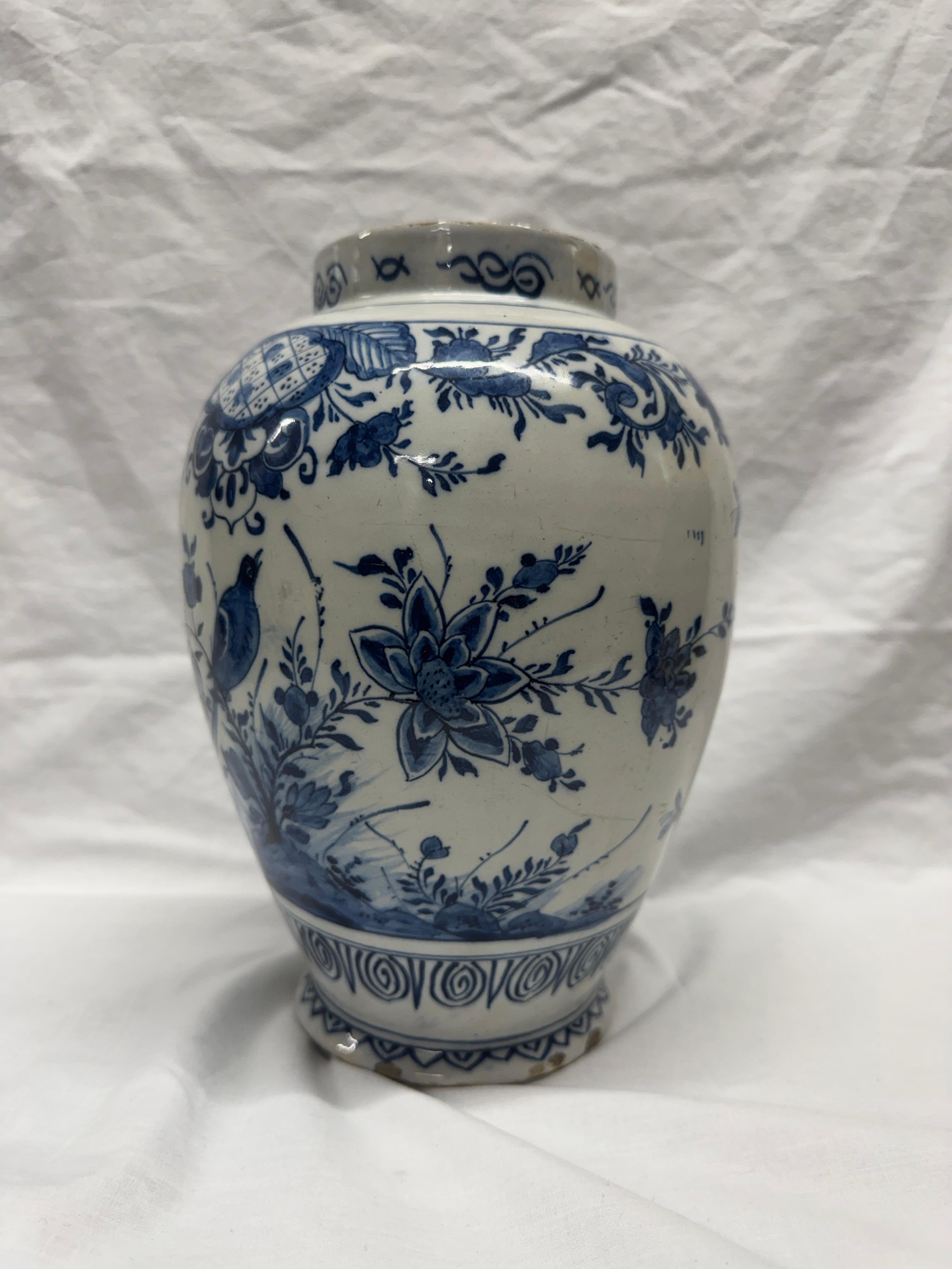 Blaue und weiße Balustervase aus Delft, frühes 18. Jahrhundert oder möglicherweise früher,  blau bemalt mit Vögeln und Insekten inmitten von Blattwerk in formalen Bordüren, in typischer Nachahmung des chinesischen Porzellanstils. 