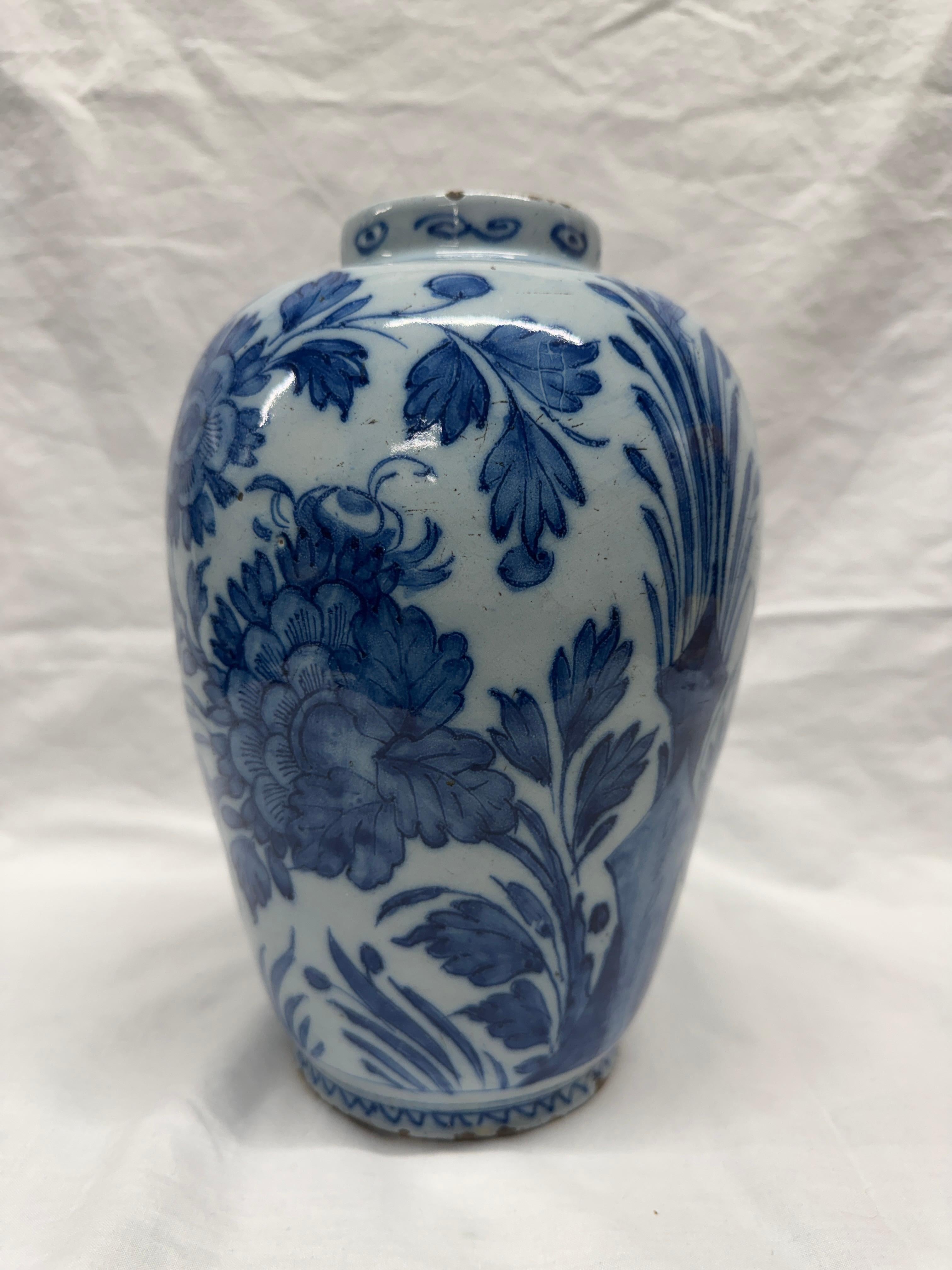Vase à balustre bleu et blanc de Delft, début du 18e siècle ou peut-être plus tôt,  peint avec un feuillage bleu, dans une imitation typique du style de la porcelaine chinoise. 