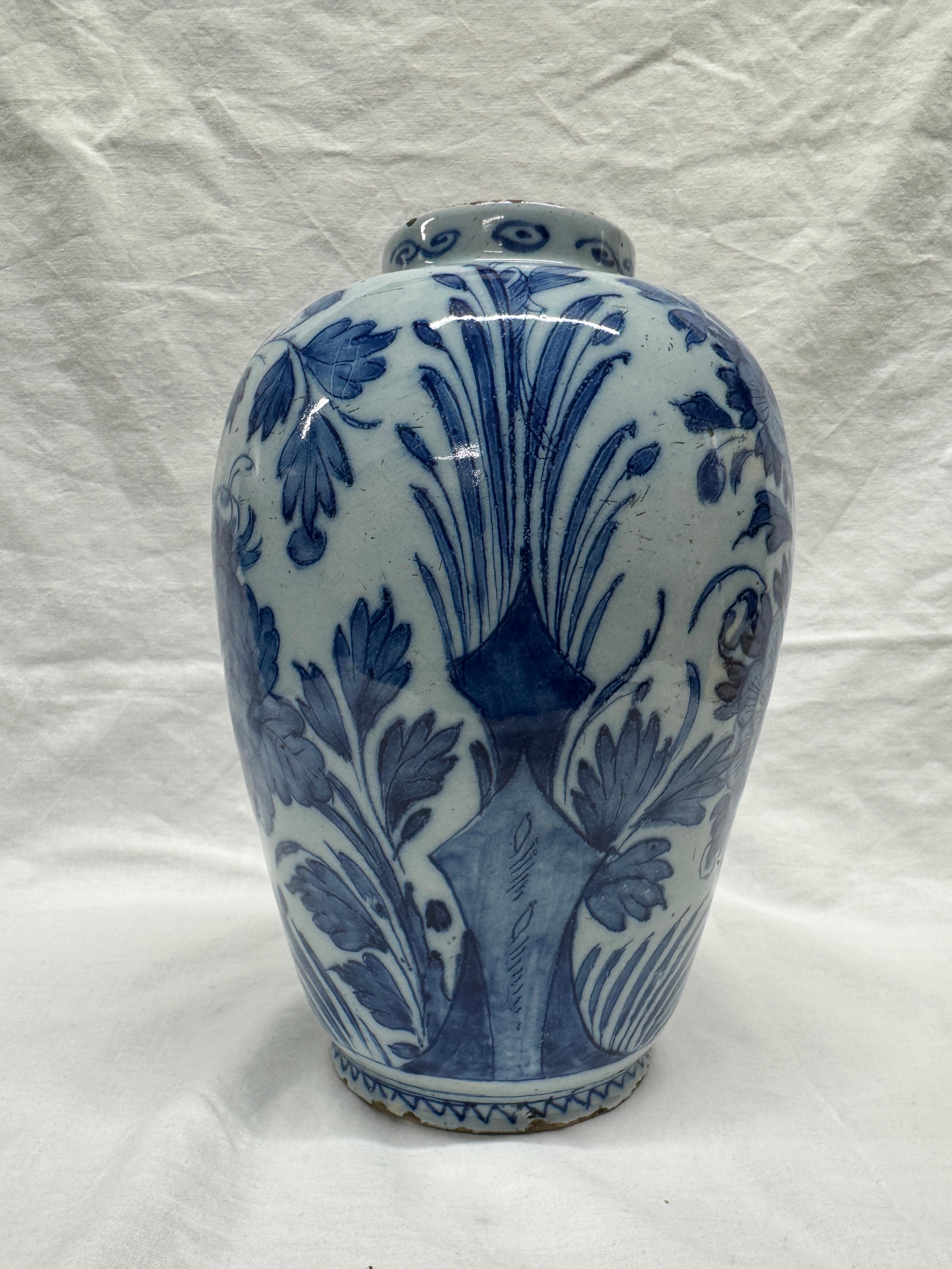 Chinoiseries Vase balustre bleu et blanc de Delft en vente