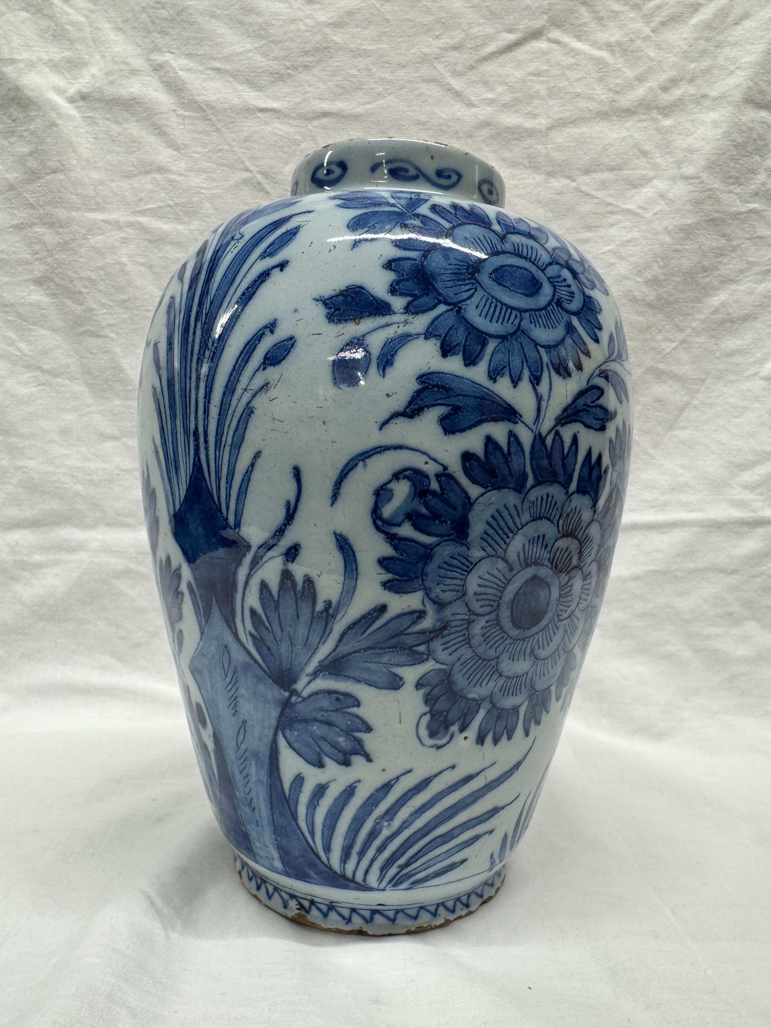Néerlandais Vase balustre bleu et blanc de Delft en vente