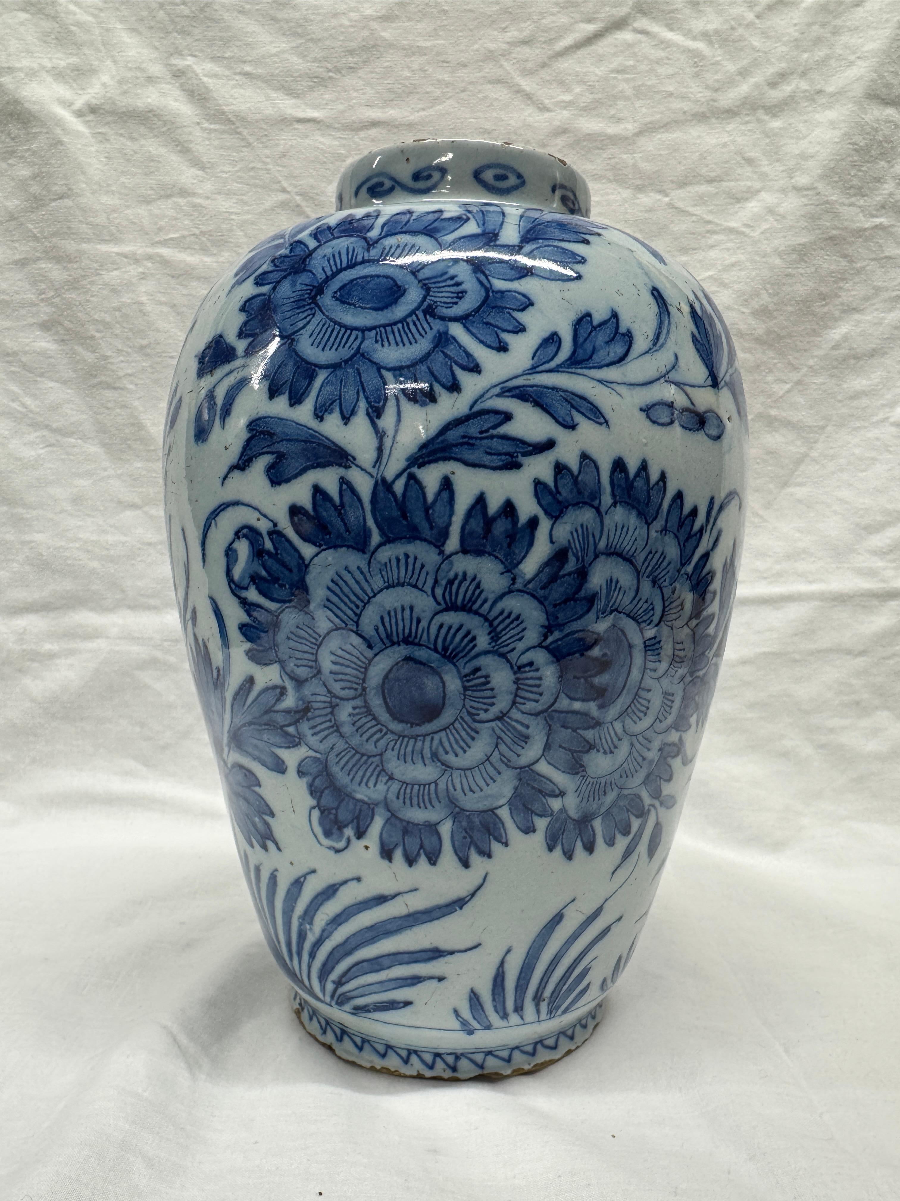 Fait main Vase balustre bleu et blanc de Delft en vente