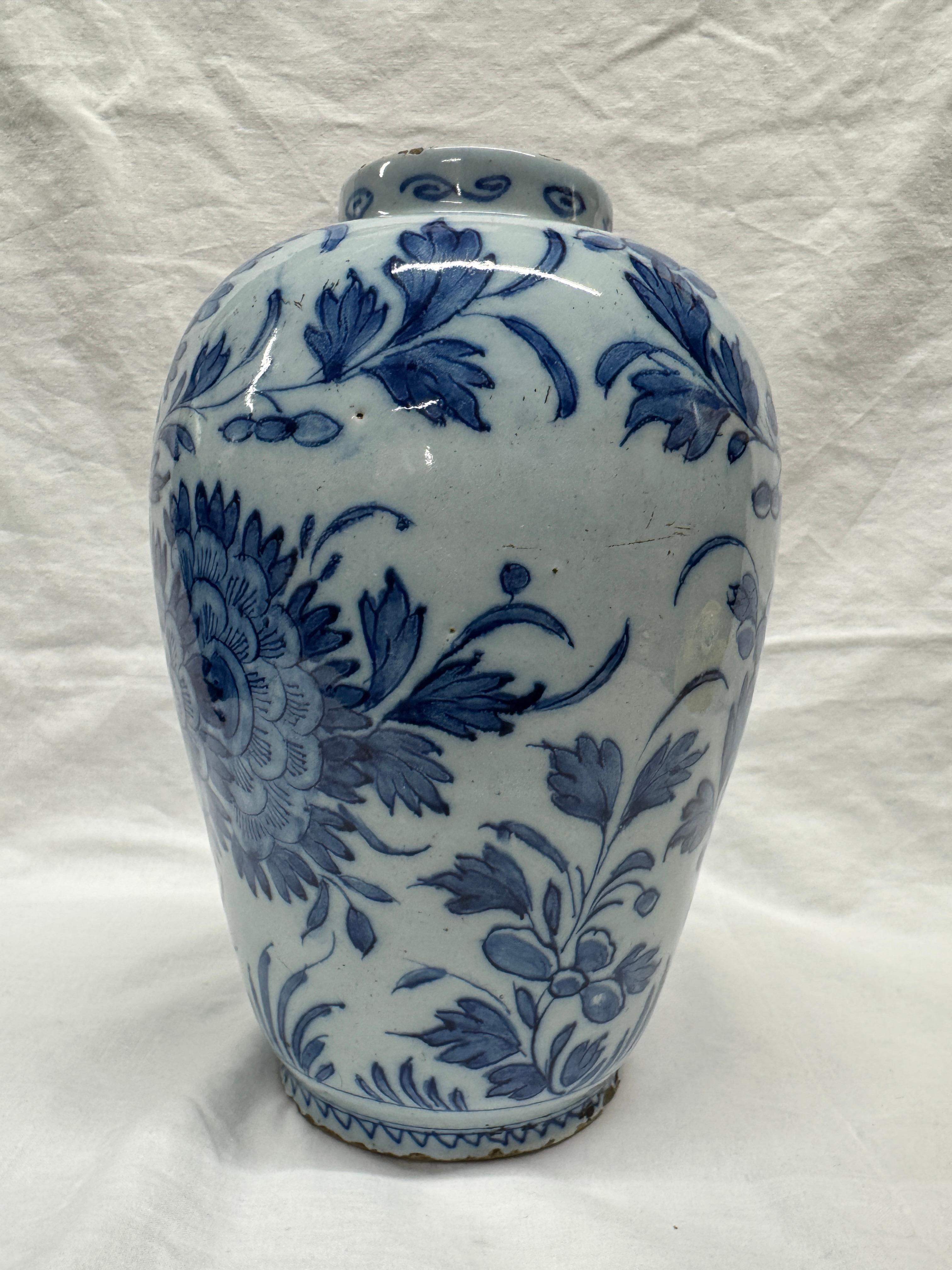 XVIIIe siècle Vase balustre bleu et blanc de Delft en vente