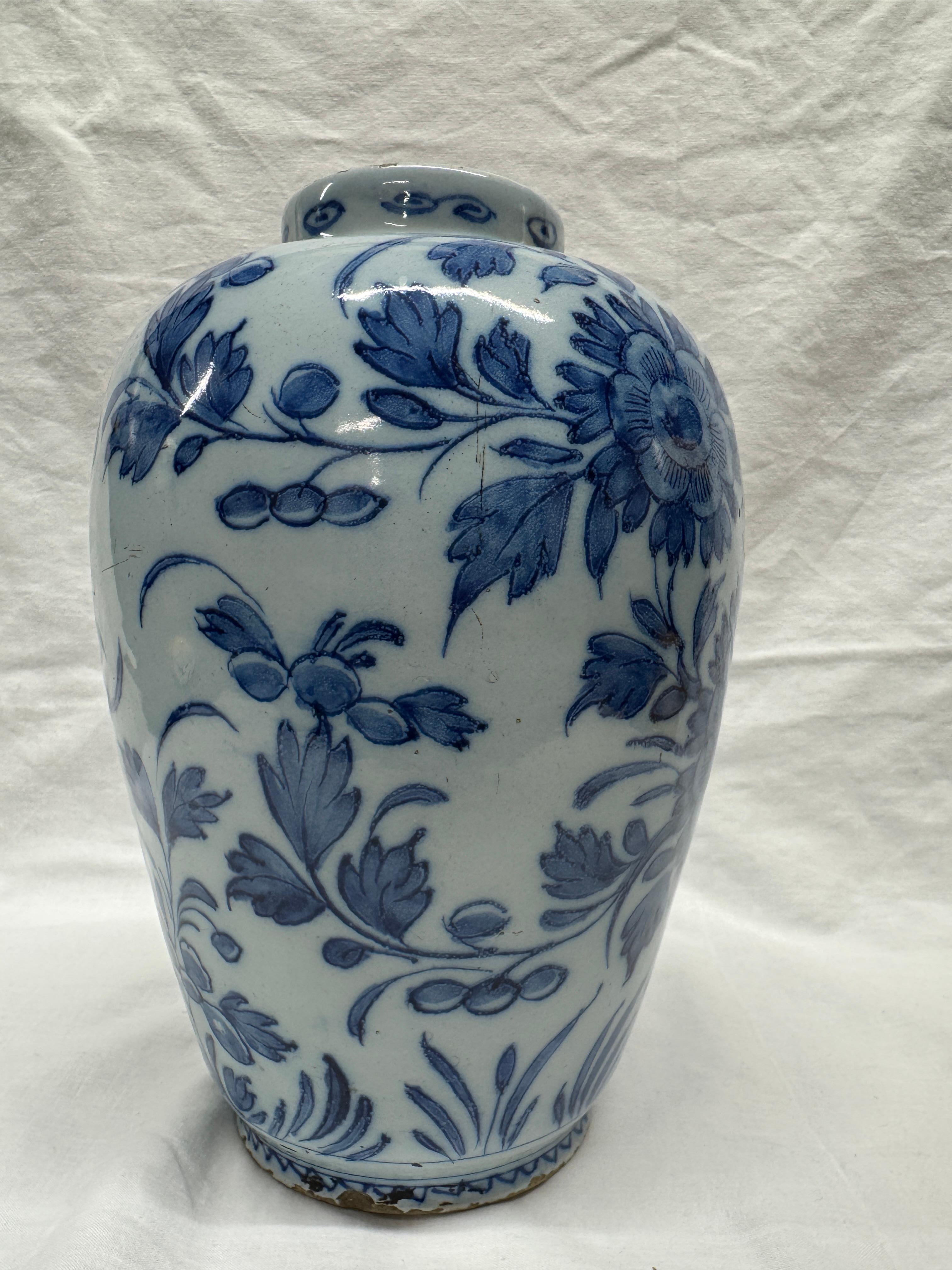 Vase balustre bleu et blanc de Delft en vente 1