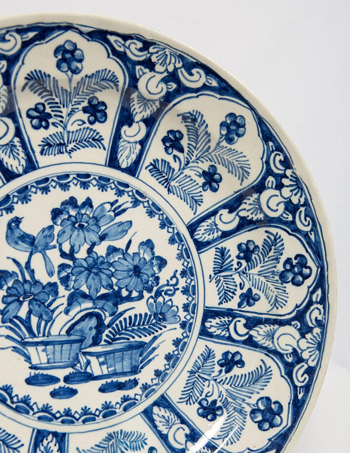 Delft Blue and White Charger Featuring Flowers and a Songbird 18th Century im Zustand „Gut“ in Katonah, NY